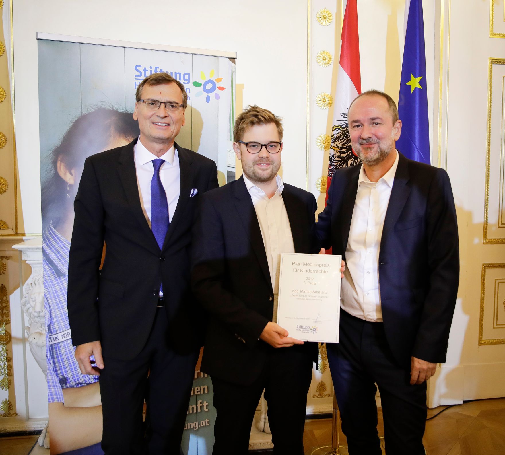 Am 19. September 2017 fand die Verleihung des Plan Medienpreis f&uuml;r Kinderrechte im Bundeskanzleramt statt. Im Bild Kanzleramtsminister Thomas Drozda (r.) mit dem Preistr&auml;ger Marian Smetana (m.) und Thomas Kralinger (l.), Pr&auml;sident des Verbandes &Ouml;sterreichischer Zeitungen (V&Ouml;Z).