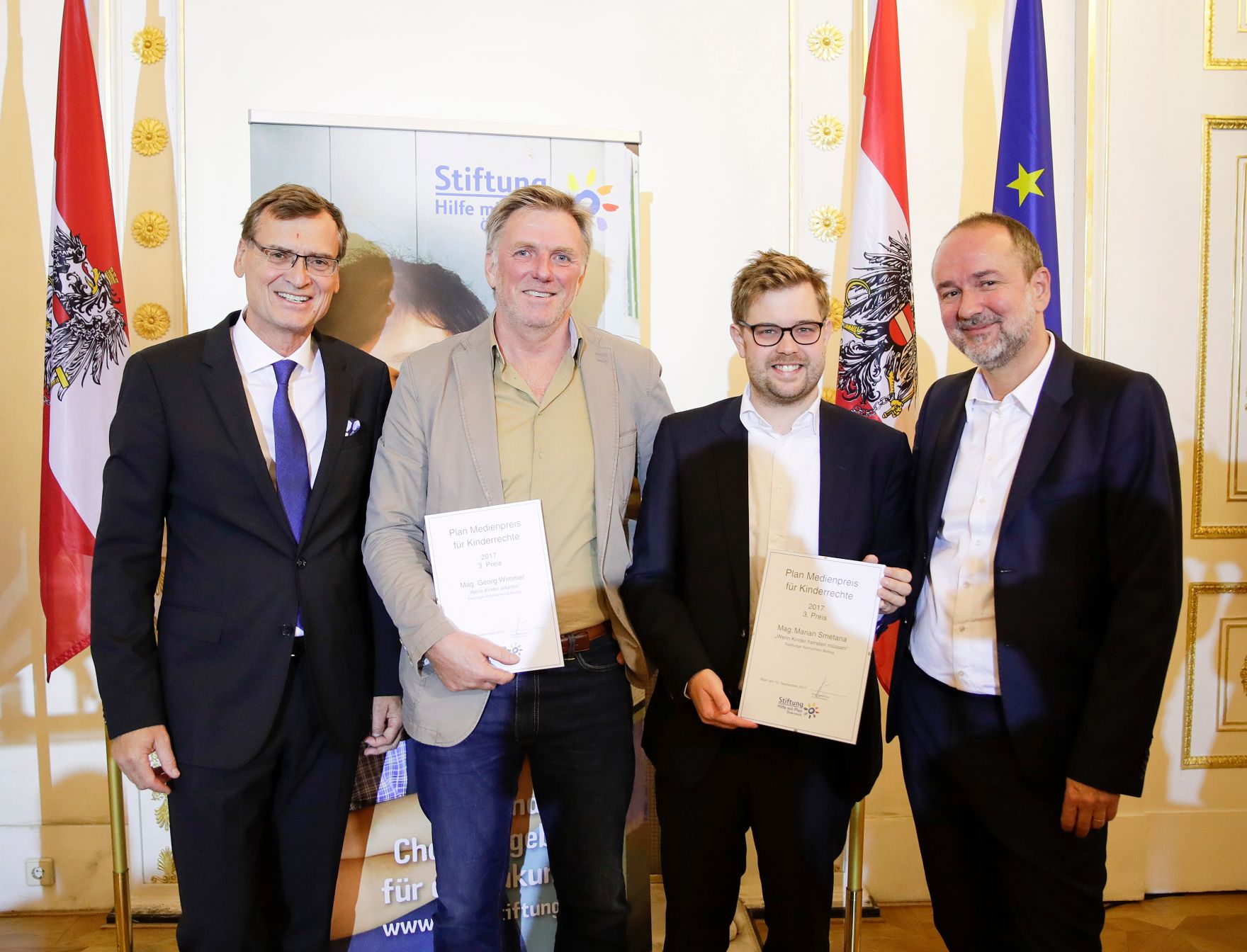 Am 19. September 2017 fand die Verleihung des Plan Medienpreis f&uuml;r Kinderrechte im Bundeskanzleramt statt. Im Bild Kanzleramtsminister Thomas Drozda (r.) mit den Preistr&auml;gern Marian Smetana (m.r.) Georg Wimmer (m.l.) und Thomas Kralinger (l.), Pr&auml;sident des Verbandes &Ouml;sterreichischer Zeitungen (V&Ouml;Z).
