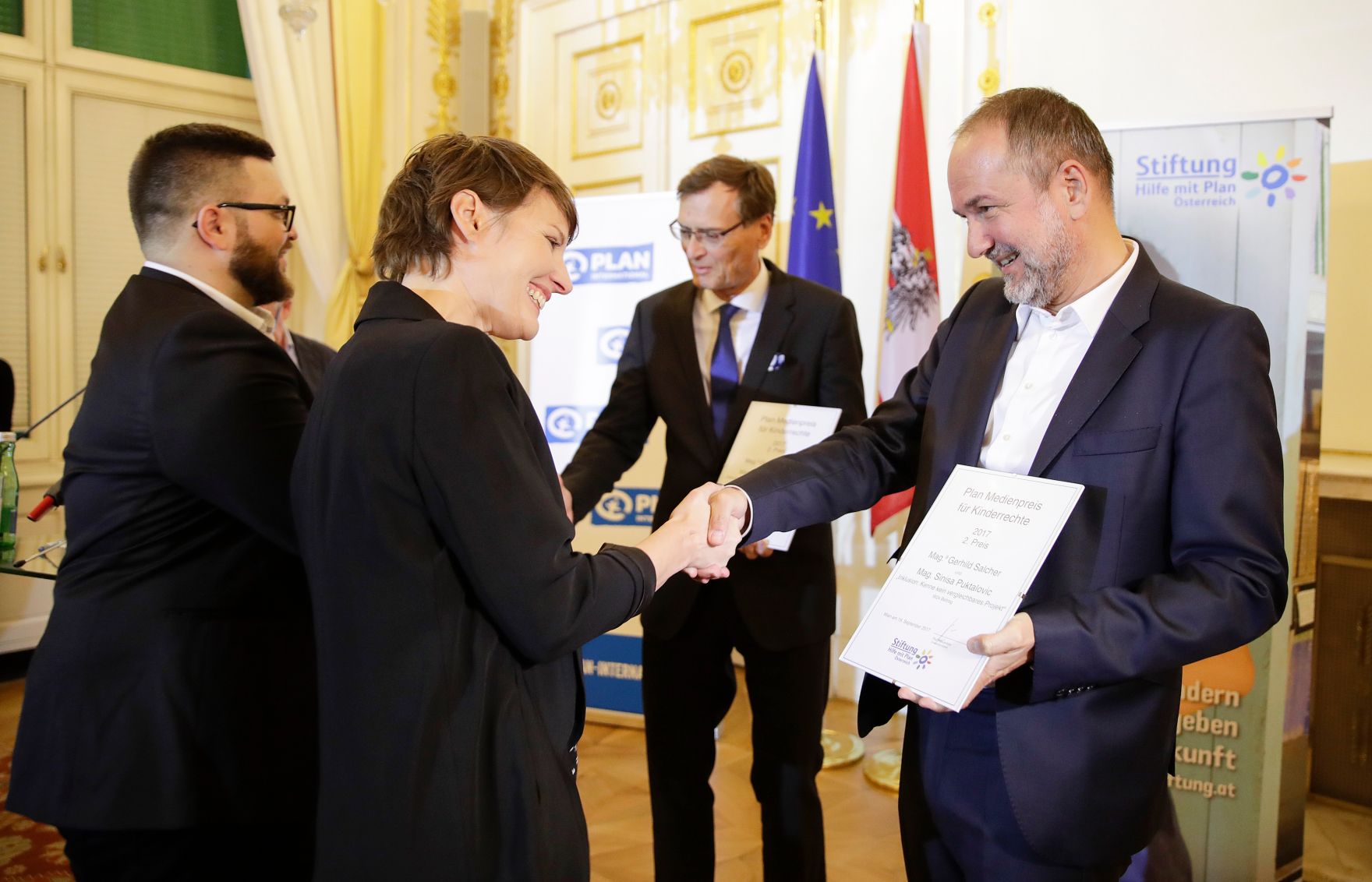 Am 19. September 2017 fand die Verleihung des Plan Medienpreis f&uuml;r Kinderrechte im Bundeskanzleramt statt. Im Bild Kanzleramtsminister Thomas Drozda (v.r.) mit der Preistr&auml;gerin Gerhild Salcher (v.l.) und Thomas Kralinger (h.r.), Pr&auml;sident des Verbandes &Ouml;sterreichischer Zeitungen (V&Ouml;Z) mit dem Preistr&auml;ger Sinisa Puktalovic (h.l.).