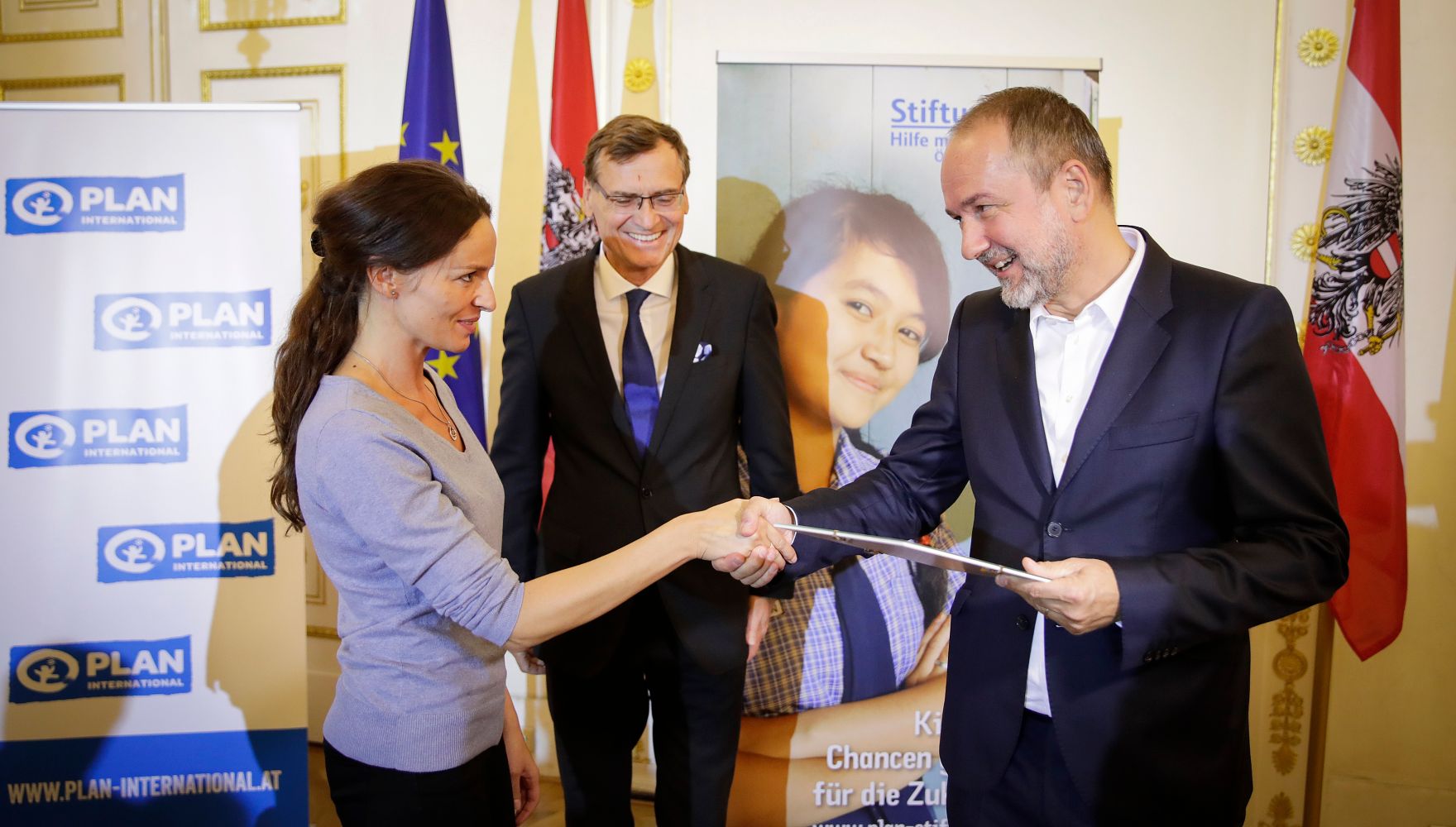 Am 19. September 2017 fand die Verleihung des Plan Medienpreis f&uuml;r Kinderrechte im Bundeskanzleramt statt. Im Bild Kanzleramtsminister Thomas Drozda (r.) mit der Preistr&auml;gerin Yvonne Widler (l.) und Thomas Kralinger (m.), Pr&auml;sident des Verbandes &Ouml;sterreichischer Zeitungen (V&Ouml;Z).