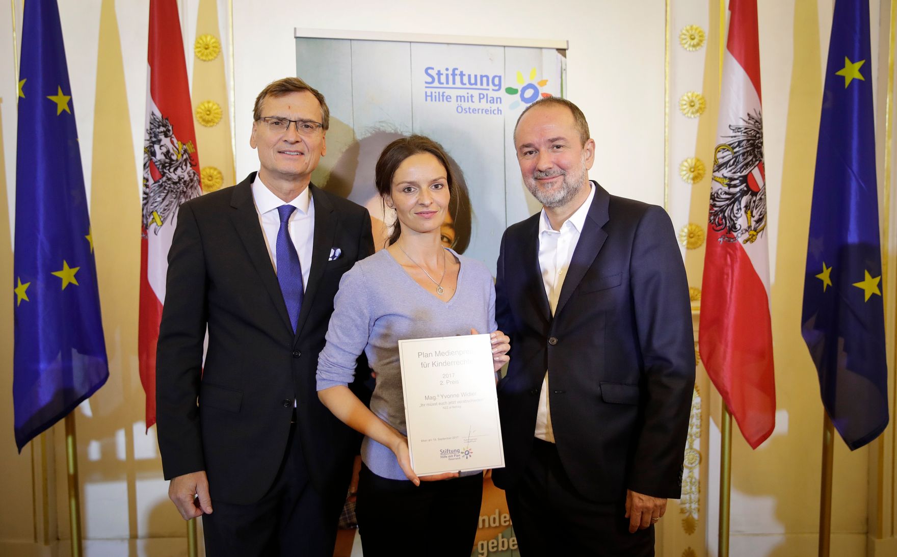 Am 19. September 2017 fand die Verleihung des Plan Medienpreis f&uuml;r Kinderrechte im Bundeskanzleramt statt. Im Bild Kanzleramtsminister Thomas Drozda (r.) mit der Preistr&auml;gerin Yvonne Widler (m.) und Thomas Kralinger (l.), Pr&auml;sident des Verbandes &Ouml;sterreichischer Zeitungen (V&Ouml;Z).
