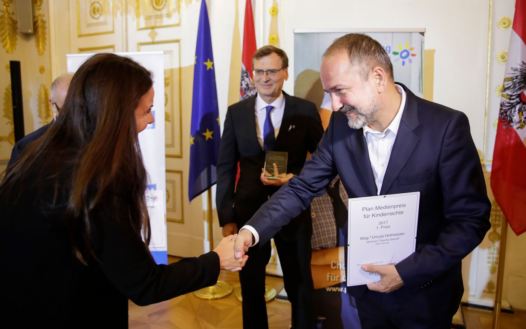 Am 19. September 2017 fand die Verleihung des Plan Medienpreis f&uuml;r Kinderrechte im Bundeskanzleramt statt. Im Bild Kanzleramtsminister Thomas Drozda (r.) mit der Preistr&auml;gerin Ursula Hofmeister (l.) und Thomas Kralinger (m.), Pr&auml;sident des Verbandes &Ouml;sterreichischer Zeitungen (V&Ouml;Z).