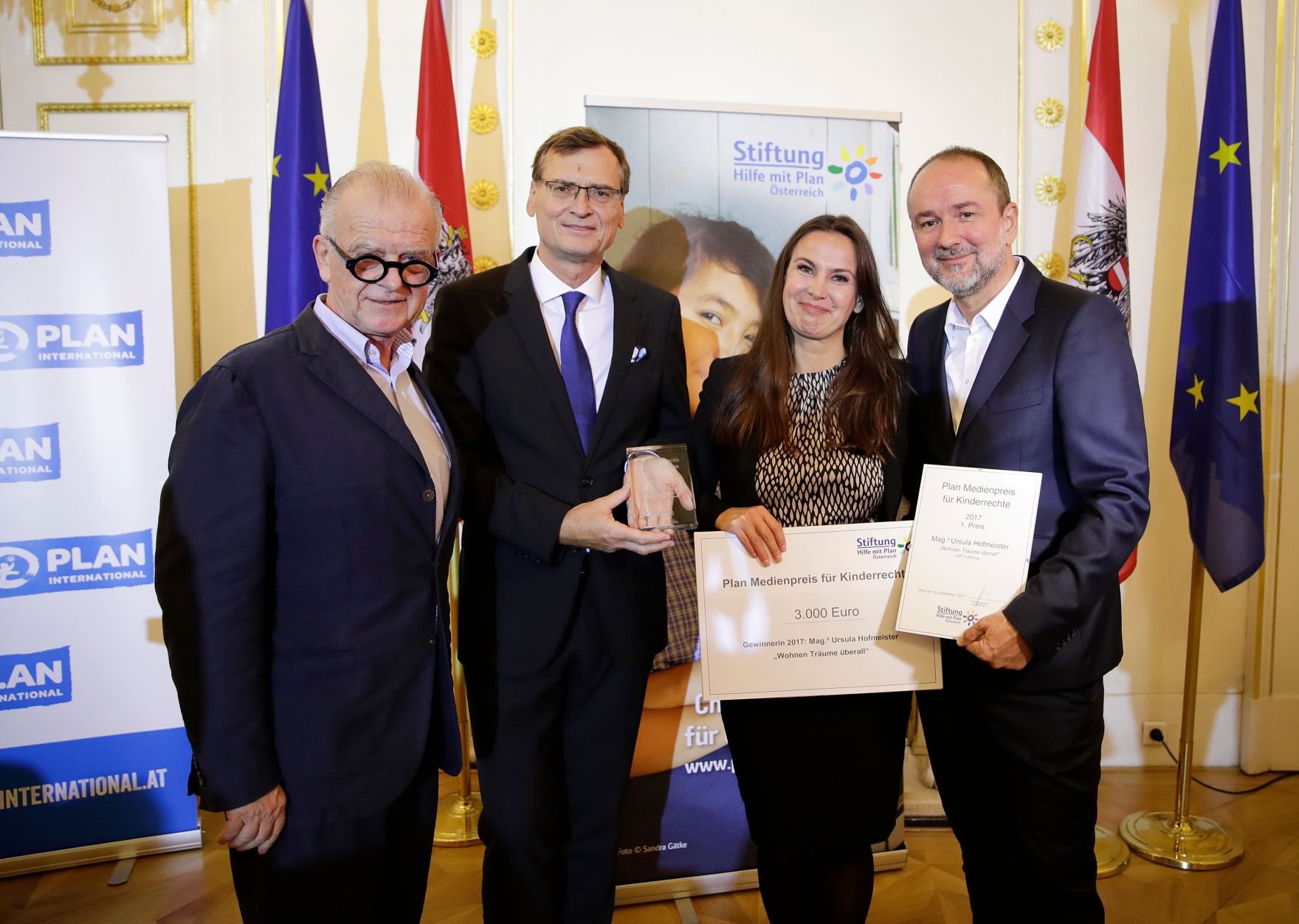 Am 19. September 2017 fand die Verleihung des Plan Medienpreis f&uuml;r Kinderrechte im Bundeskanzleramt statt. Im Bild Kanzleramtsminister Thomas Drozda (r.) mit der Preistr&auml;gerin Ursula Hofmeister (m.r.), Thomas Kralinger (m.l.), Pr&auml;sident des Verbandes &Ouml;sterreichischer Zeitungen (V&Ouml;Z) und Rudi Klausnitzer (l.), Vorstandsmitglied der Privatstiftung Hilfe mit Plan &Ouml;sterreich.