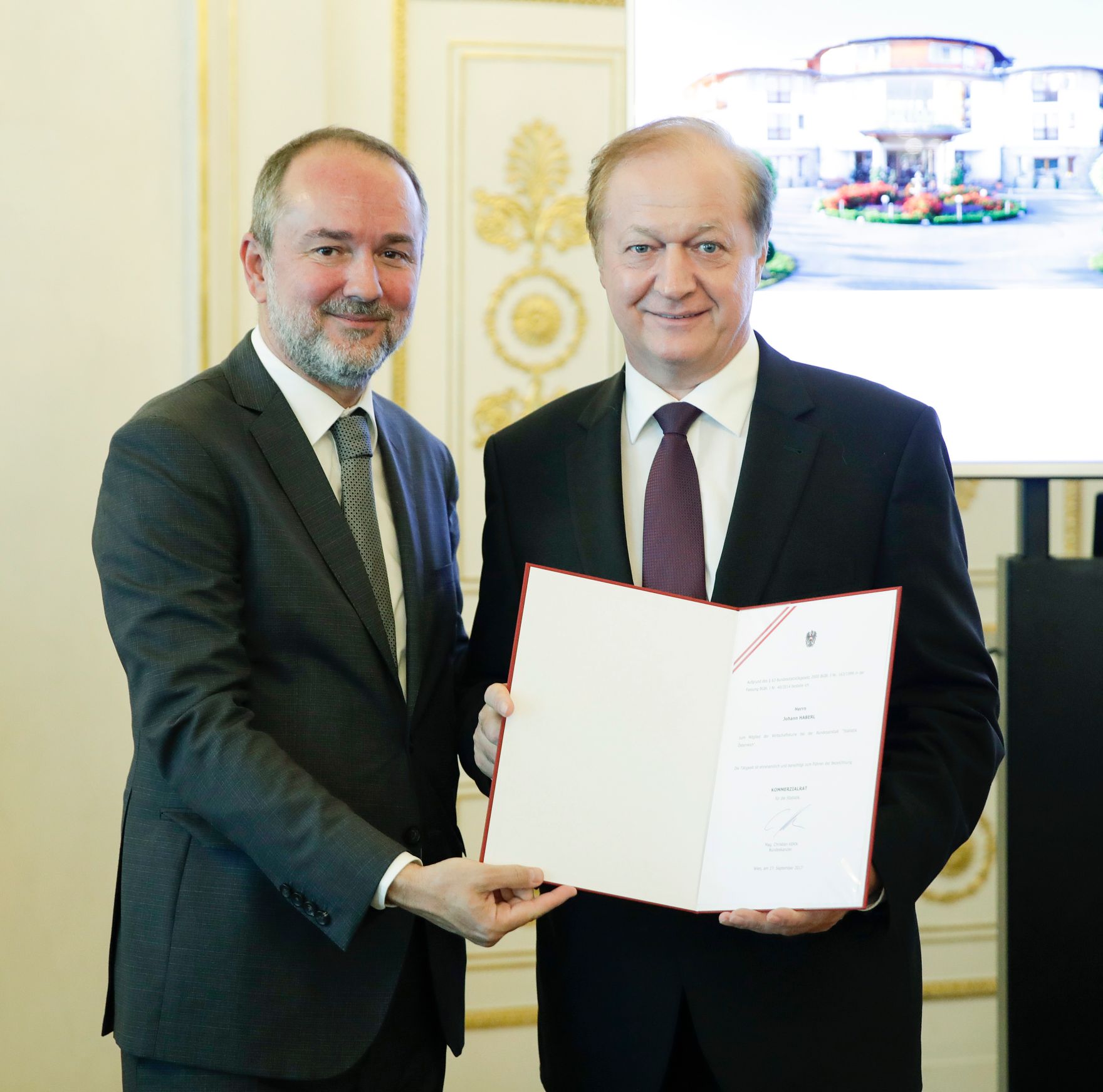Am 27. September 2017 bestellte der Bundeskanzler Vertreterinnen und Vertreter der Wirtschaft zu Mitgliedern der bei der Bundesanstalt &quot;Statistik &Ouml;sterreich&quot; eingerichteten Wirtschaftskurie. Im Bild Kanzleramtsminister Thomas Drozda (l.) bei der Dekret&uuml;berreichung an Kommerzialrat f&uuml;r die Statistik Johann Haberl (r.).