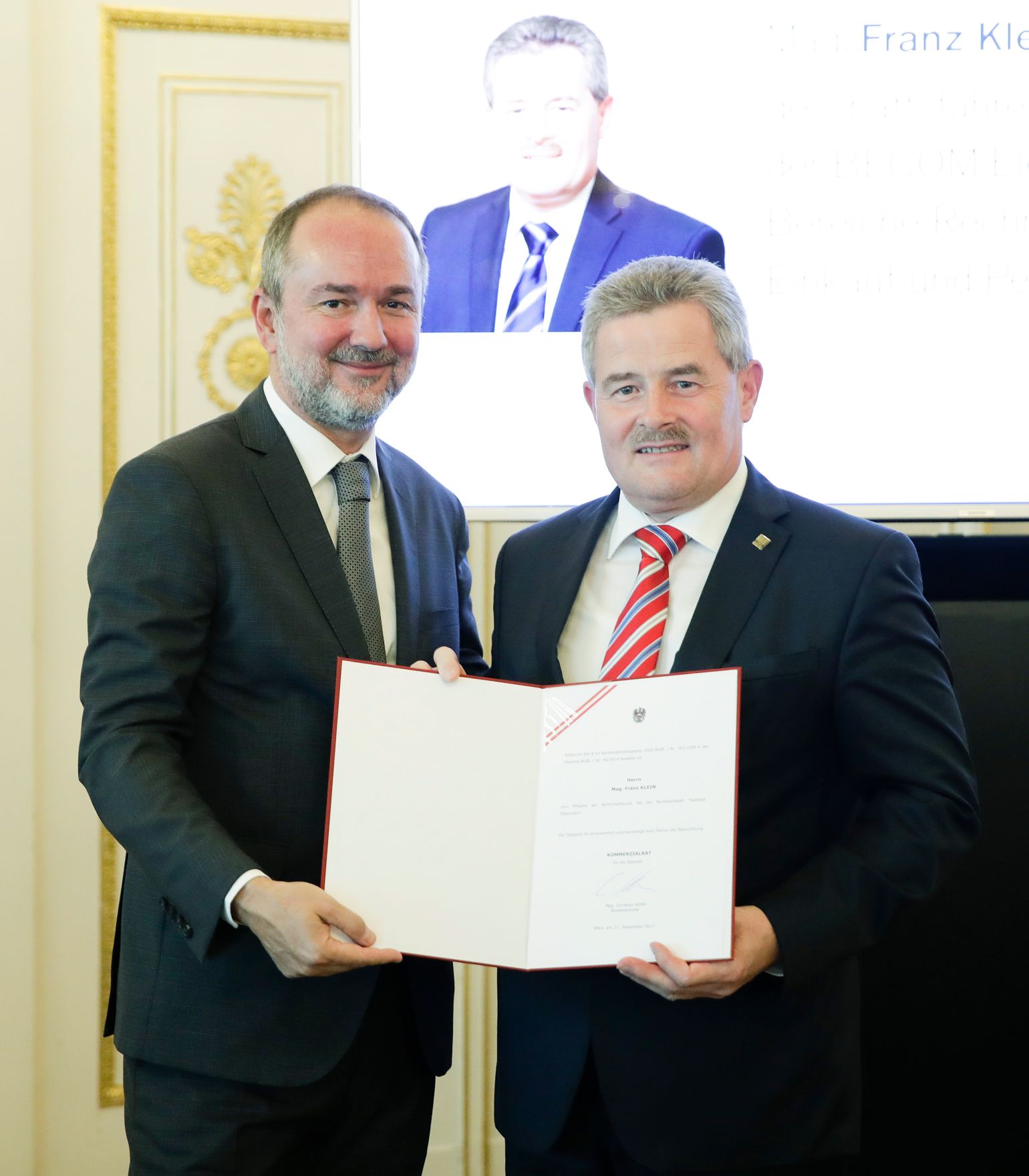 Am 27. September 2017 bestellte der Bundeskanzler Vertreterinnen und Vertreter der Wirtschaft zu Mitgliedern der bei der Bundesanstalt &quot;Statistik &Ouml;sterreich&quot; eingerichteten Wirtschaftskurie. Im Bild Kanzleramtsminister Thomas Drozda (l.) bei der Dekret&uuml;berreichung an Kommerzialrat f&uuml;r die Statistik Franz Klein (r.).
