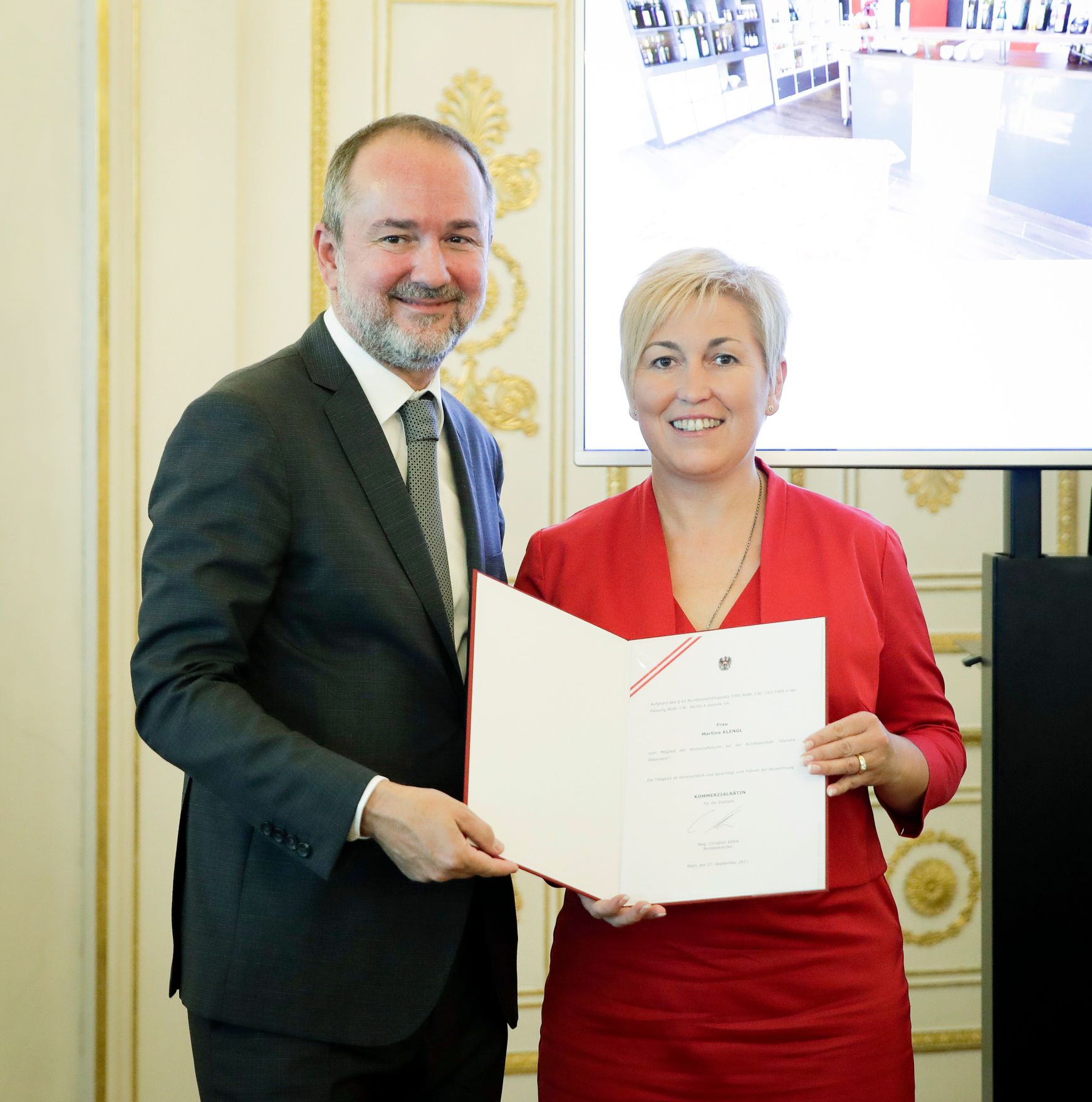 Am 27. September 2017 bestellte der Bundeskanzler Vertreterinnen und Vertreter der Wirtschaft zu Mitgliedern der bei der Bundesanstalt &quot;Statistik &Ouml;sterreich&quot; eingerichteten Wirtschaftskurie. Im Bild Kanzleramtsminister Thomas Drozda (l.) bei der Dekret&uuml;berreichung an Kommerzialr&auml;tin f&uuml;r die Statistik Martina Klengl (r.).