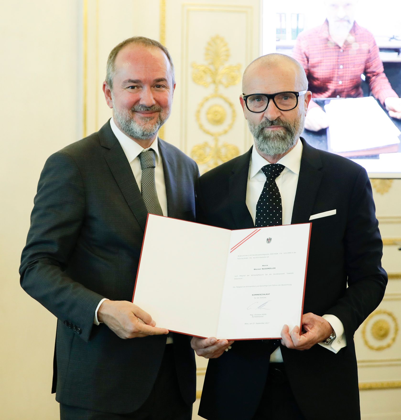 Am 27. September 2017 bestellte der Bundeskanzler Vertreterinnen und Vertreter der Wirtschaft zu Mitgliedern der bei der Bundesanstalt &quot;Statistik &Ouml;sterreich&quot; eingerichteten Wirtschaftskurie. Im Bild Kanzleramtsminister Thomas Drozda (l.) bei der Dekret&uuml;berreichung an Kommerzialrat f&uuml;r die Statistik Werner Nussm&uuml;ller (r.).
