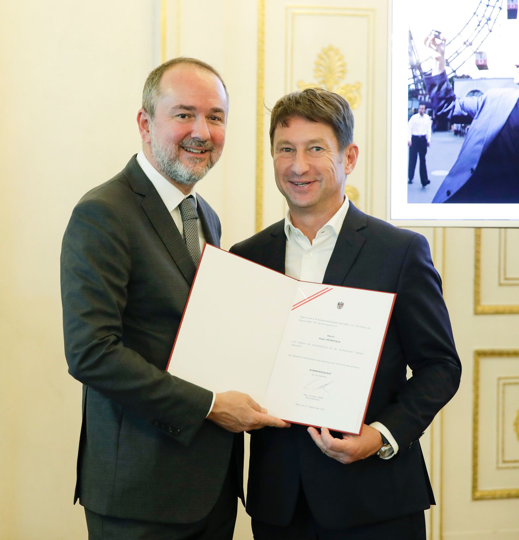 Am 27. September 2017 bestellte der Bundeskanzler Vertreterinnen und Vertreter der Wirtschaft zu Mitgliedern der bei der Bundesanstalt &quot;Statistik &Ouml;sterreich&quot; eingerichteten Wirtschaftskurie. Im Bild Kanzleramtsminister Thomas Drozda (l.) bei der Dekret&uuml;berreichung an Kommerzialrat f&uuml;r die Statistik Peter Petritsch (r.).