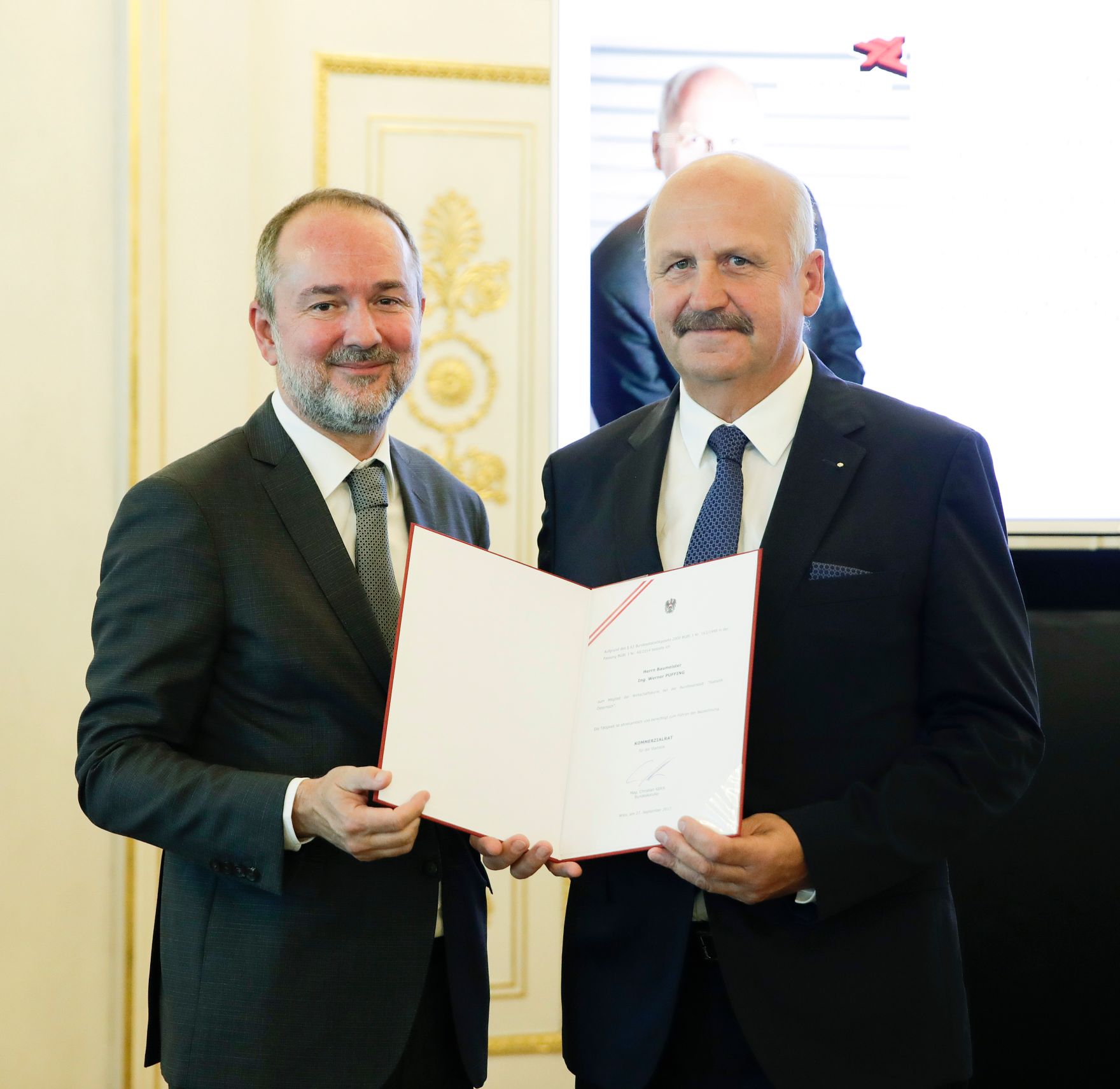 Am 27. September 2017 bestellte der Bundeskanzler Vertreterinnen und Vertreter der Wirtschaft zu Mitgliedern der bei der Bundesanstalt &quot;Statistik &Ouml;sterreich&quot; eingerichteten Wirtschaftskurie. Im Bild Kanzleramtsminister Thomas Drozda (l.) bei der Dekret&uuml;berreichung an Kommerzialrat f&uuml;r die Statistik Werner Puffing (r.).