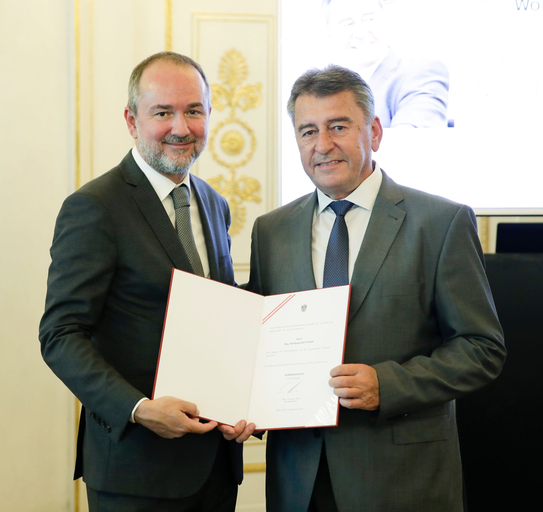 Am 27. September 2017 bestellte der Bundeskanzler Vertreterinnen und Vertreter der Wirtschaft zu Mitgliedern der bei der Bundesanstalt &quot;Statistik &Ouml;sterreich&quot; eingerichteten Wirtschaftskurie. Im Bild Kanzleramtsminister Thomas Drozda (l.) bei der Dekret&uuml;berreichung an Kommerzialrat f&uuml;r die Statistik Wolfgang Reitterer (r.).