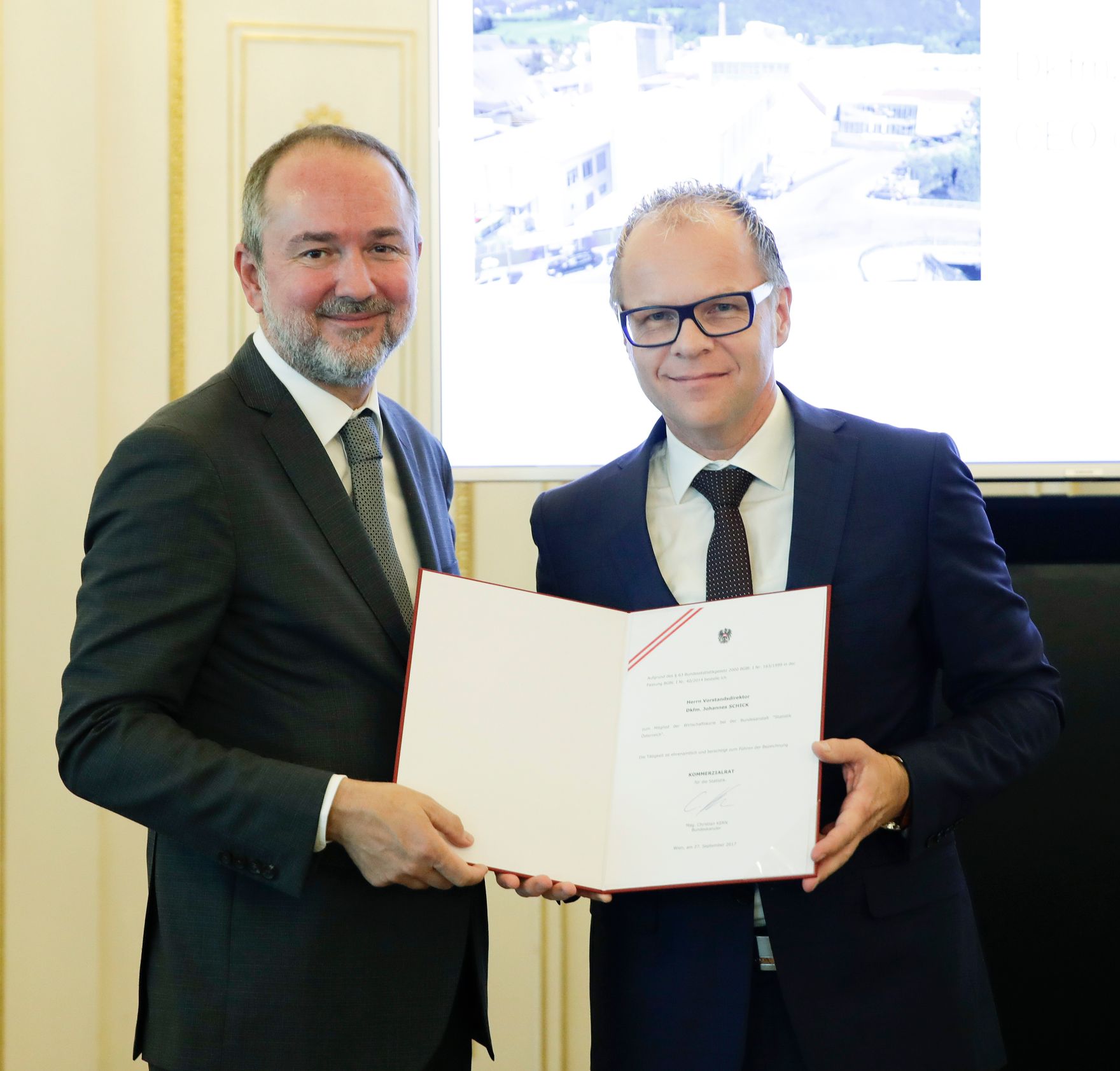 Am 27. September 2017 bestellte der Bundeskanzler Vertreterinnen und Vertreter der Wirtschaft zu Mitgliedern der bei der Bundesanstalt &quot;Statistik &Ouml;sterreich&quot; eingerichteten Wirtschaftskurie. Im Bild Kanzleramtsminister Thomas Drozda (l.) bei der Dekret&uuml;berreichung an Kommerzialrat f&uuml;r die Statistik Johannes Schick (r.).