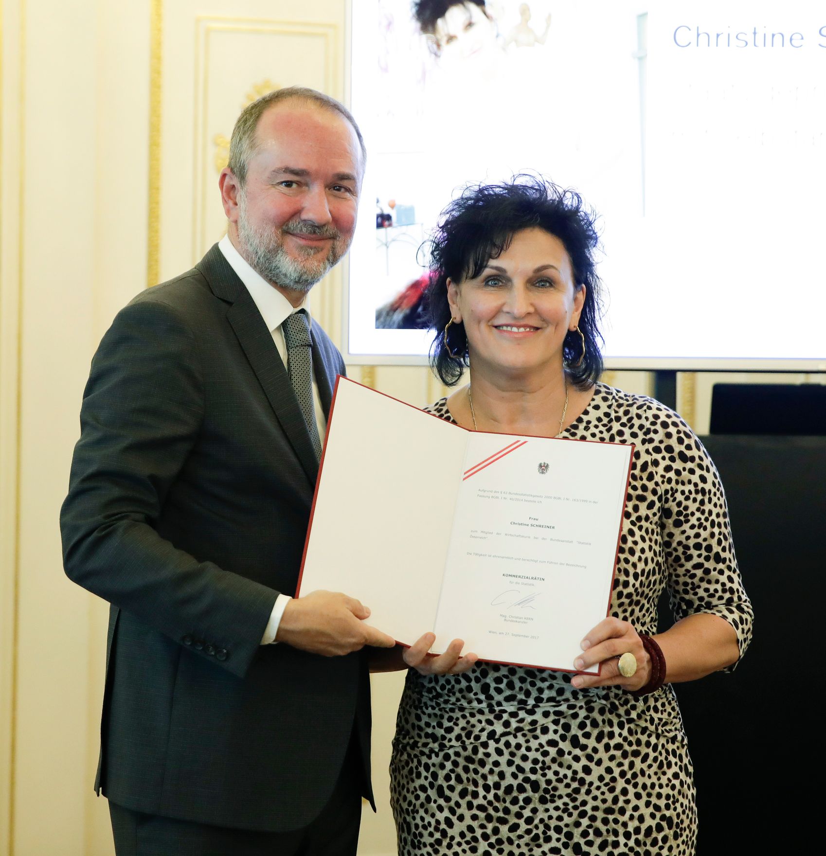 Am 27. September 2017 bestellte der Bundeskanzler Vertreterinnen und Vertreter der Wirtschaft zu Mitgliedern der bei der Bundesanstalt &quot;Statistik &Ouml;sterreich&quot; eingerichteten Wirtschaftskurie. Im Bild Kanzleramtsminister Thomas Drozda (l.) bei der Dekret&uuml;berreichung an Kommerzialr&auml;tin f&uuml;r die Statistik Christine Schreiner (r.).