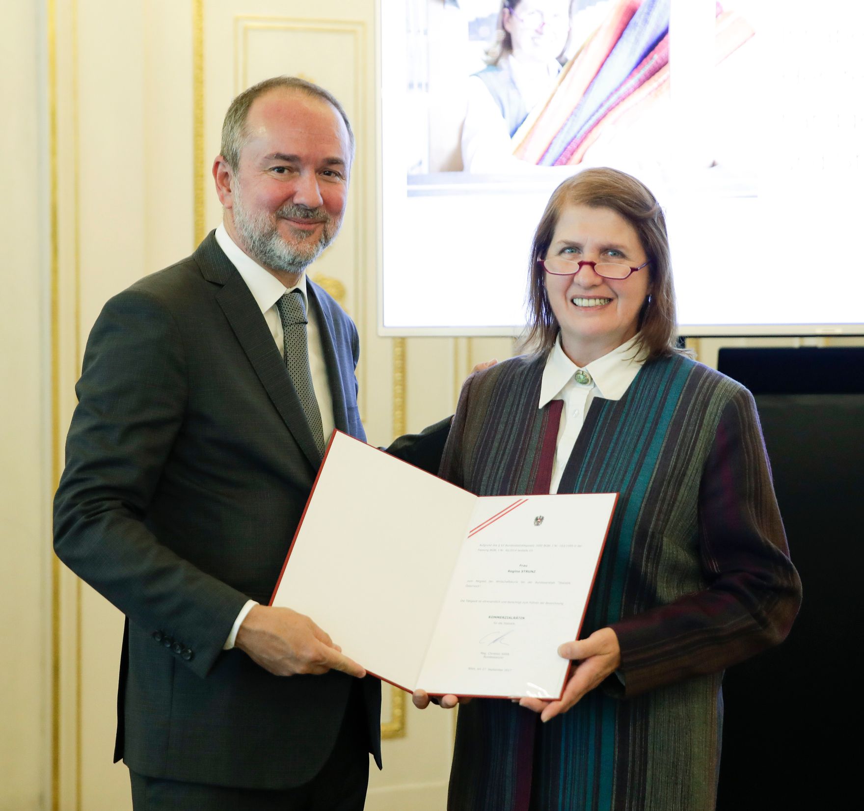 Am 27. September 2017 bestellte der Bundeskanzler Vertreterinnen und Vertreter der Wirtschaft zu Mitgliedern der bei der Bundesanstalt &quot;Statistik &Ouml;sterreich&quot; eingerichteten Wirtschaftskurie. Im Bild Kanzleramtsminister Thomas Drozda (l.) bei der Dekret&uuml;berreichung an Kommerzialr&auml;tin f&uuml;r die Statistik Regina Strunz (r.).