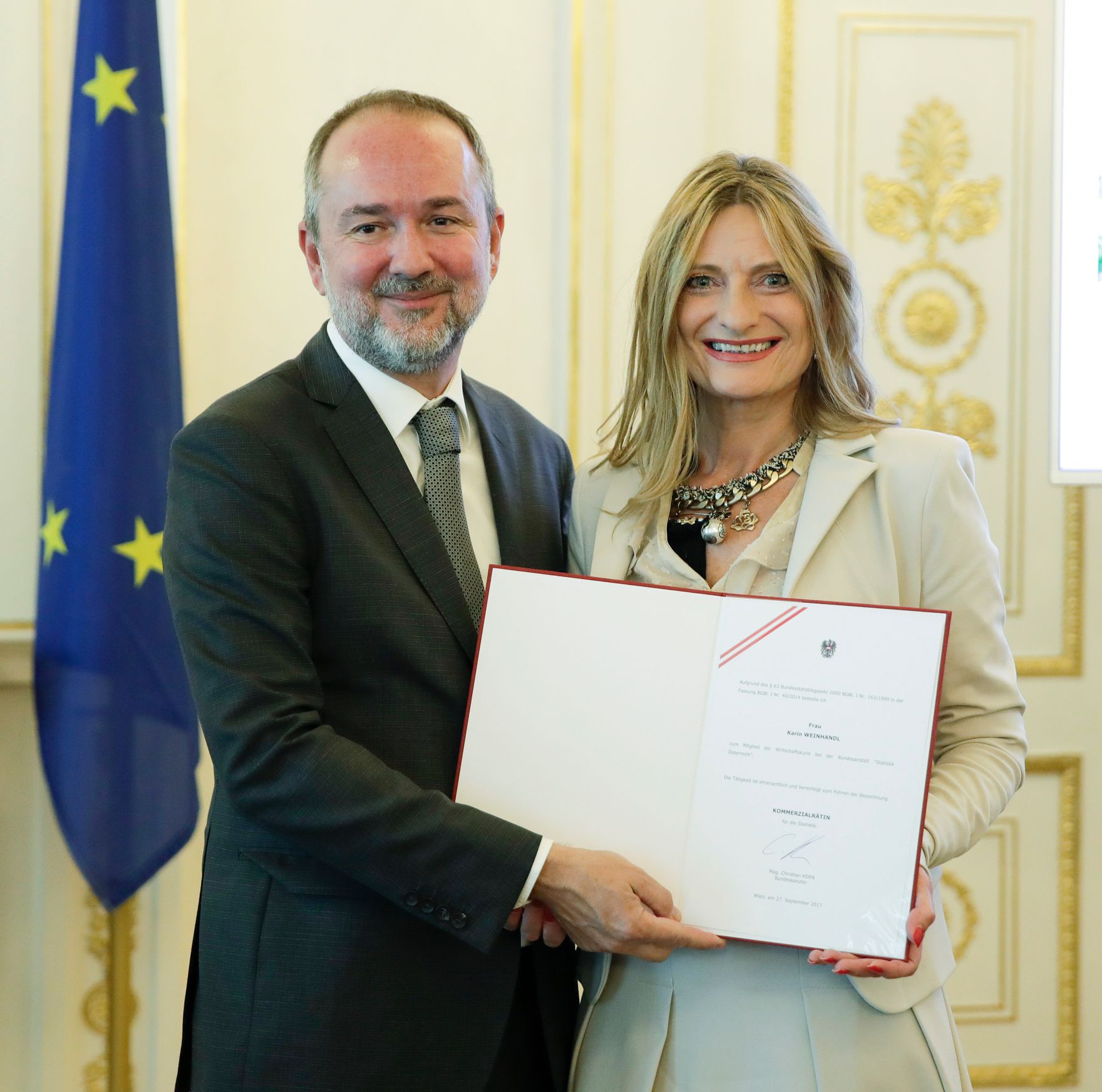 Am 27. September 2017 bestellte der Bundeskanzler Vertreterinnen und Vertreter der Wirtschaft zu Mitgliedern der bei der Bundesanstalt &quot;Statistik &Ouml;sterreich&quot; eingerichteten Wirtschaftskurie. Im Bild Kanzleramtsminister Thomas Drozda (l.) bei der Dekret&uuml;berreichung an Kommerzialr&auml;tin f&uuml;r die Statistik Karin Weinhandl (r.).