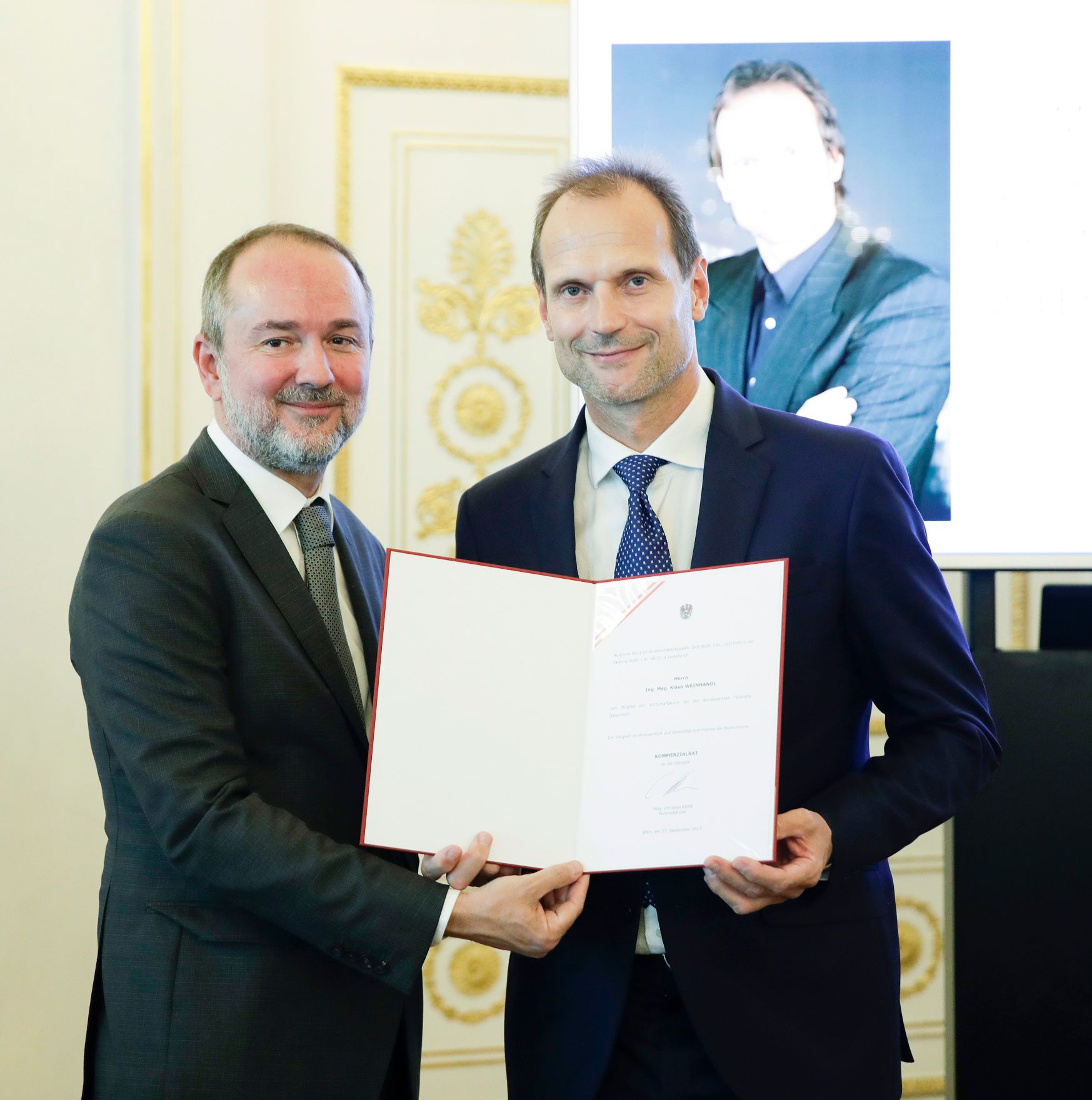 Am 27. September 2017 bestellte der Bundeskanzler Vertreterinnen und Vertreter der Wirtschaft zu Mitgliedern der bei der Bundesanstalt &quot;Statistik &Ouml;sterreich&quot; eingerichteten Wirtschaftskurie. Im Bild Kanzleramtsminister Thomas Drozda (l.) bei der Dekret&uuml;berreichung an Kommerzialrat f&uuml;r die Statistik Klaus Weinhandl (r.).