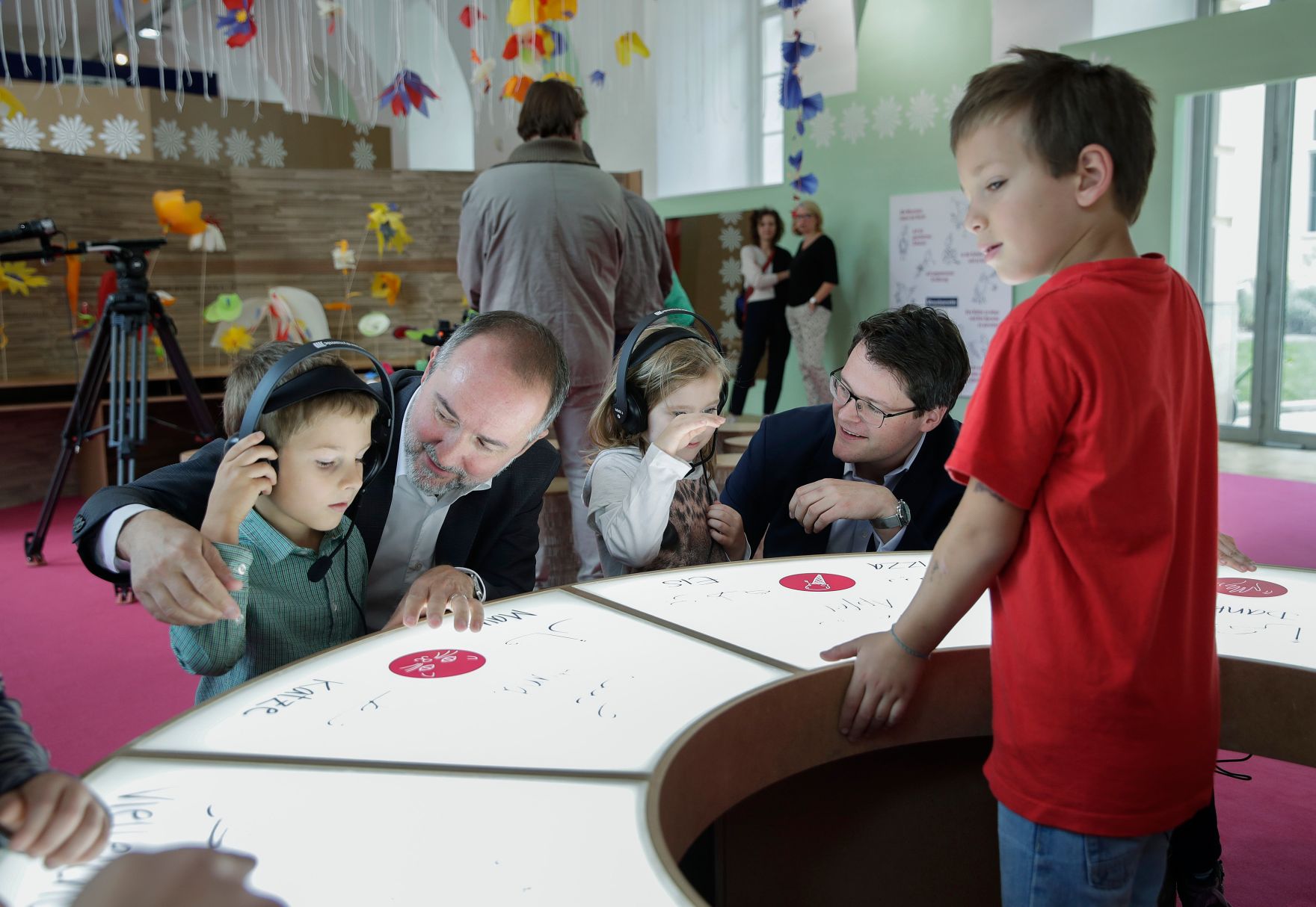 Am 27. September 2017 nahm Kunst- und Kulturminister Thomas Drozda (l.) an einer Pressekonferenz und Besichtigung im Kindermuseum ZOOM teil. Im Bild mit Bildungsstadtrat J&uuml;rgen Czernohorszky (r.).