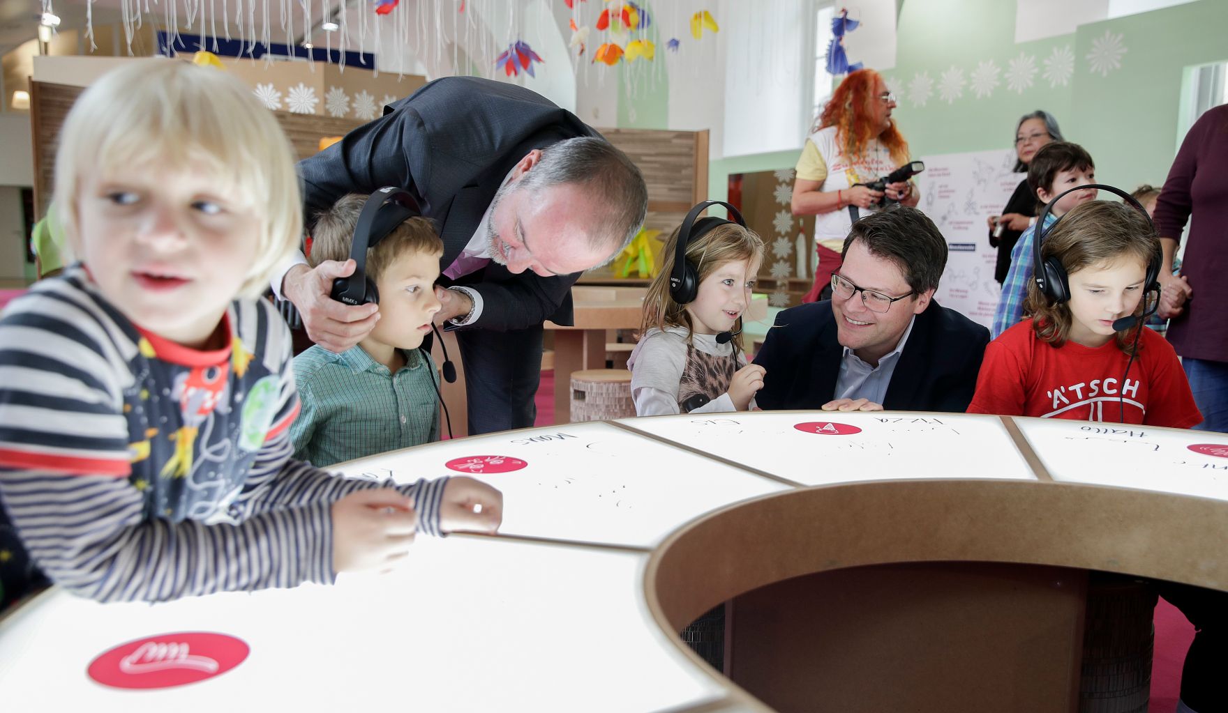 Am 27. September 2017 nahm Kunst- und Kulturminister Thomas Drozda (l.) an einer Pressekonferenz und Besichtigung im Kindermuseum ZOOM teil. Im Bild mit Bildungsstadtrat J&uuml;rgen Czernohorszky (r.).