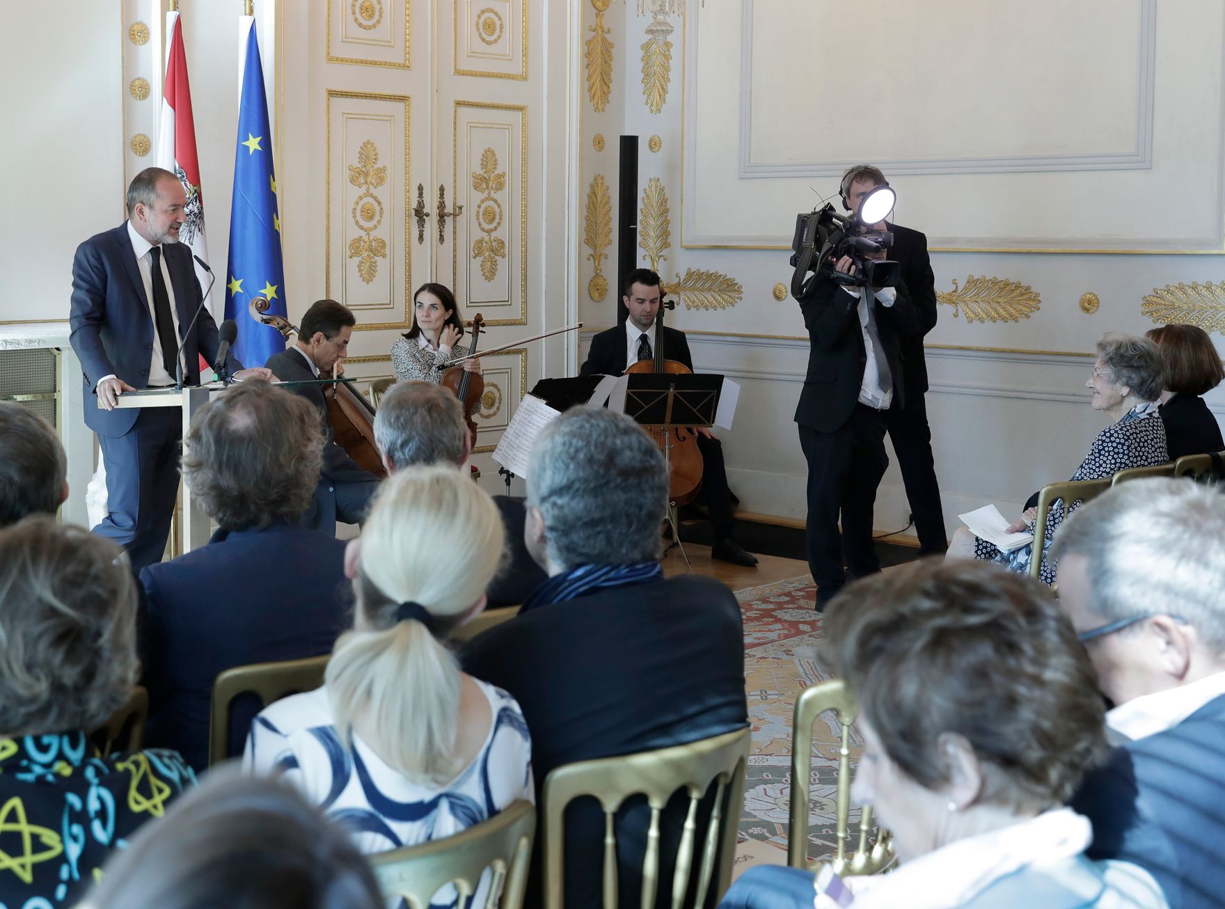 Am 28. September 2017 &uuml;berreichte Kunst- und Kulturminister Thomas Drozda (im Bild) das &Ouml;sterreichische Ehrenkreuz f&uuml;r Wissenschaft und Kunst I. Klasse an Elisabeth Leopold.