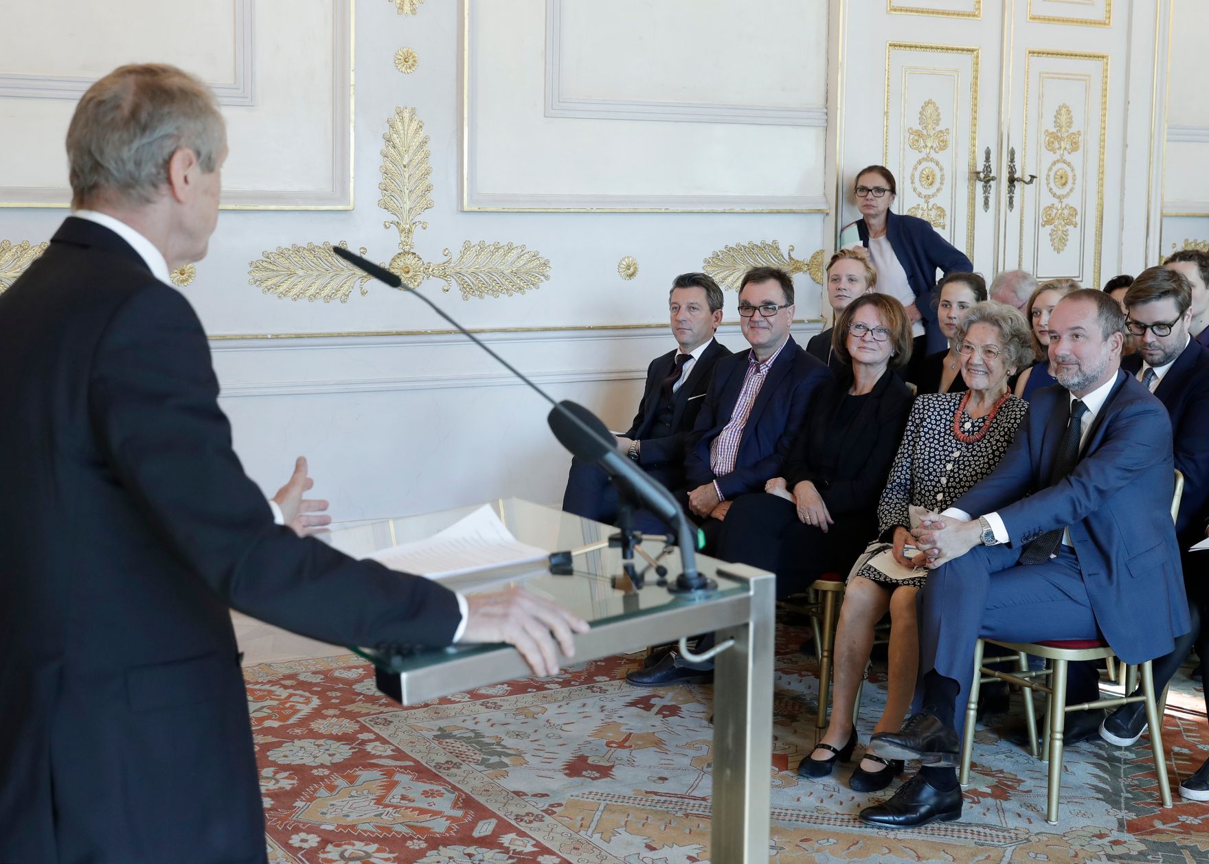 Am 28. September 2017 &uuml;berreichte Kunst- und Kulturminister Thomas Drozda das &Ouml;sterreichische Ehrenkreuz f&uuml;r Wissenschaft und Kunst I. Klasse an Elisabeth Leopold.