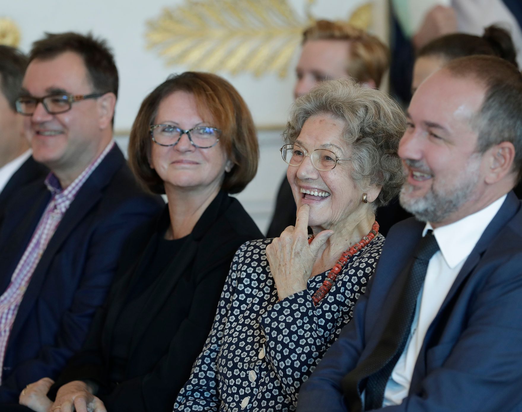 Am 28. September 2017 &uuml;berreichte Kunst- und Kulturminister Thomas Drozda das &Ouml;sterreichische Ehrenkreuz f&uuml;r Wissenschaft und Kunst I. Klasse an Elisabeth Leopold.