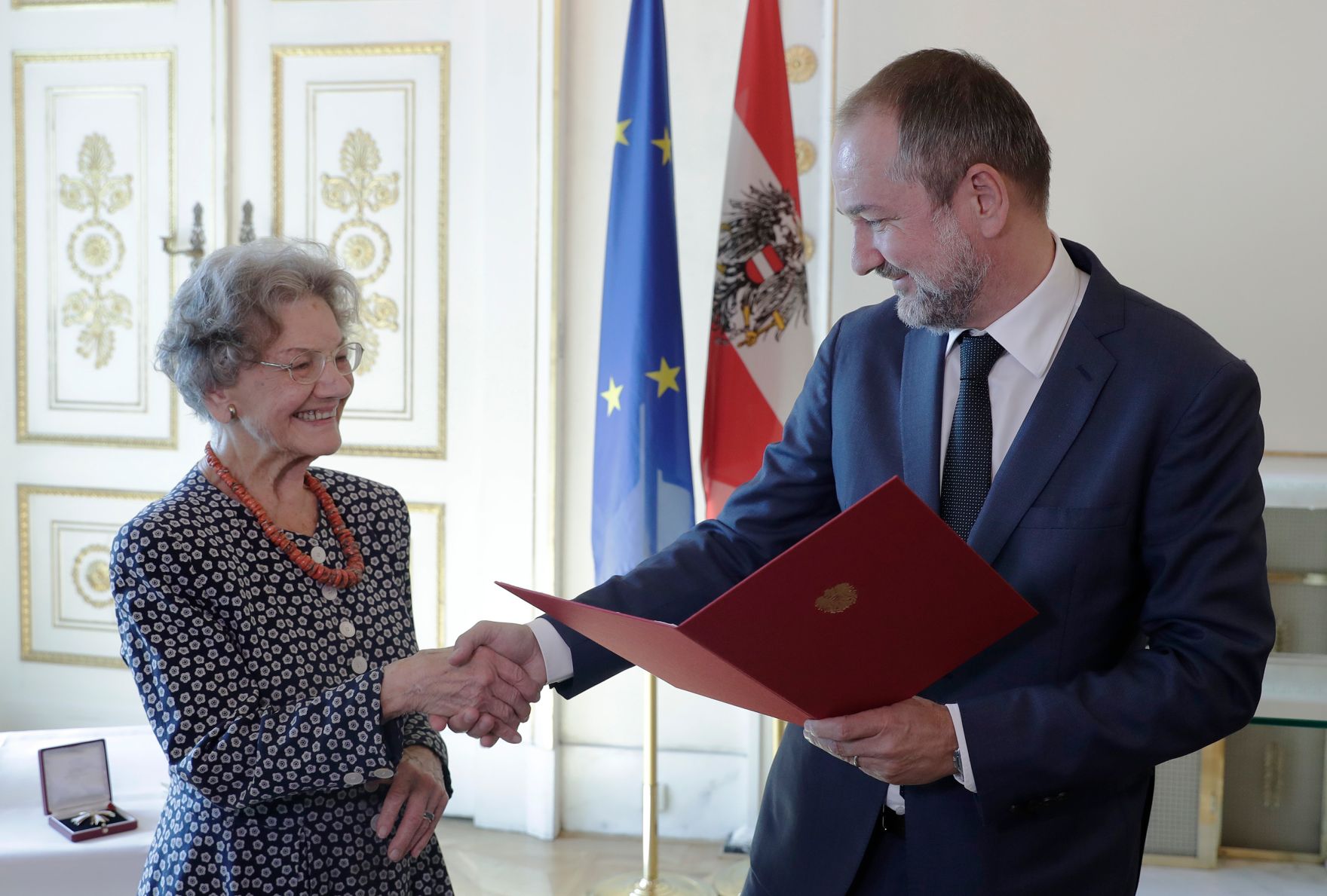 Am 28. September 2017 &uuml;berreichte Kunst- und Kulturminister Thomas Drozda (r.) das &Ouml;sterreichische Ehrenkreuz f&uuml;r Wissenschaft und Kunst I. Klasse an Elisabeth Leopold (l.).