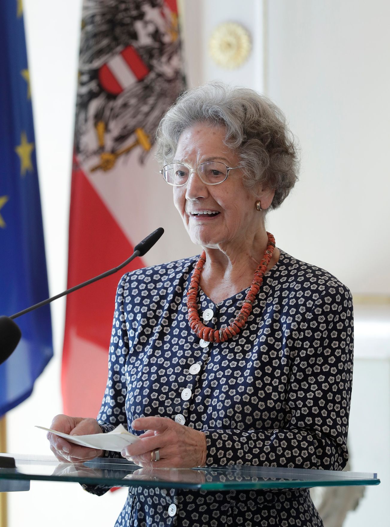 Am 28. September 2017 &uuml;berreichte Kunst- und Kulturminister Thomas Drozda das &Ouml;sterreichische Ehrenkreuz f&uuml;r Wissenschaft und Kunst I. Klasse an Elisabeth Leopold (im Bild).