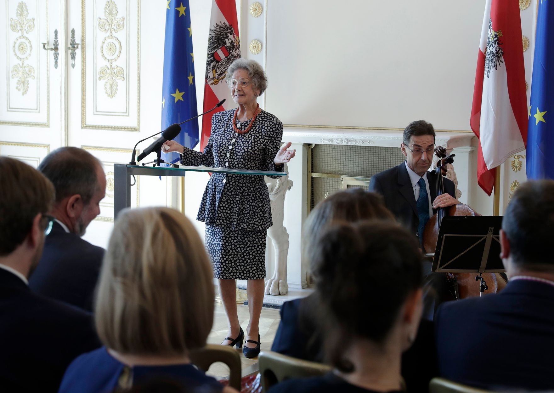 Am 28. September 2017 &uuml;berreichte Kunst- und Kulturminister Thomas Drozda das &Ouml;sterreichische Ehrenkreuz f&uuml;r Wissenschaft und Kunst I. Klasse an Elisabeth Leopold.