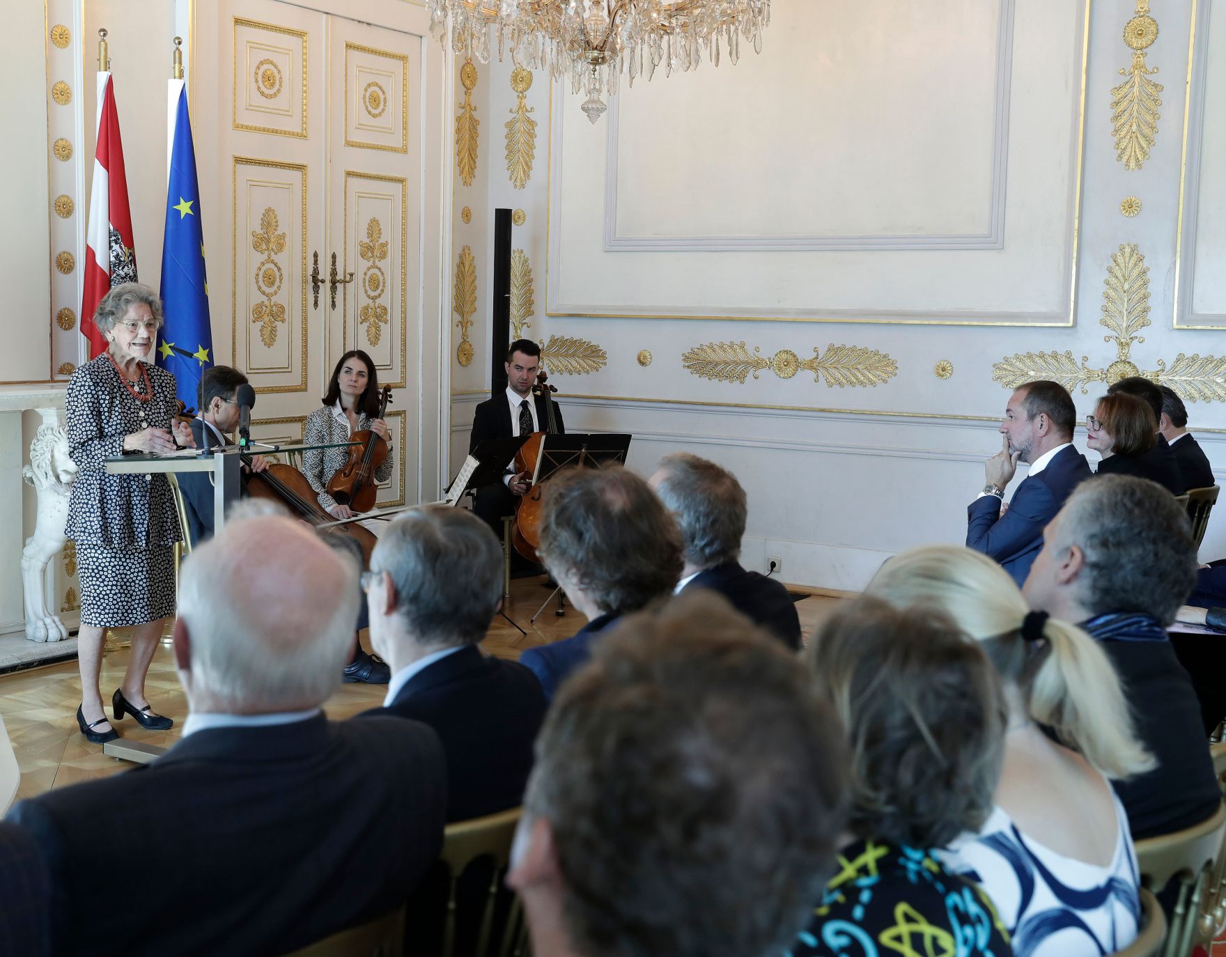 Am 28. September 2017 &uuml;berreichte Kunst- und Kulturminister Thomas Drozda das &Ouml;sterreichische Ehrenkreuz f&uuml;r Wissenschaft und Kunst I. Klasse an Elisabeth Leopold.