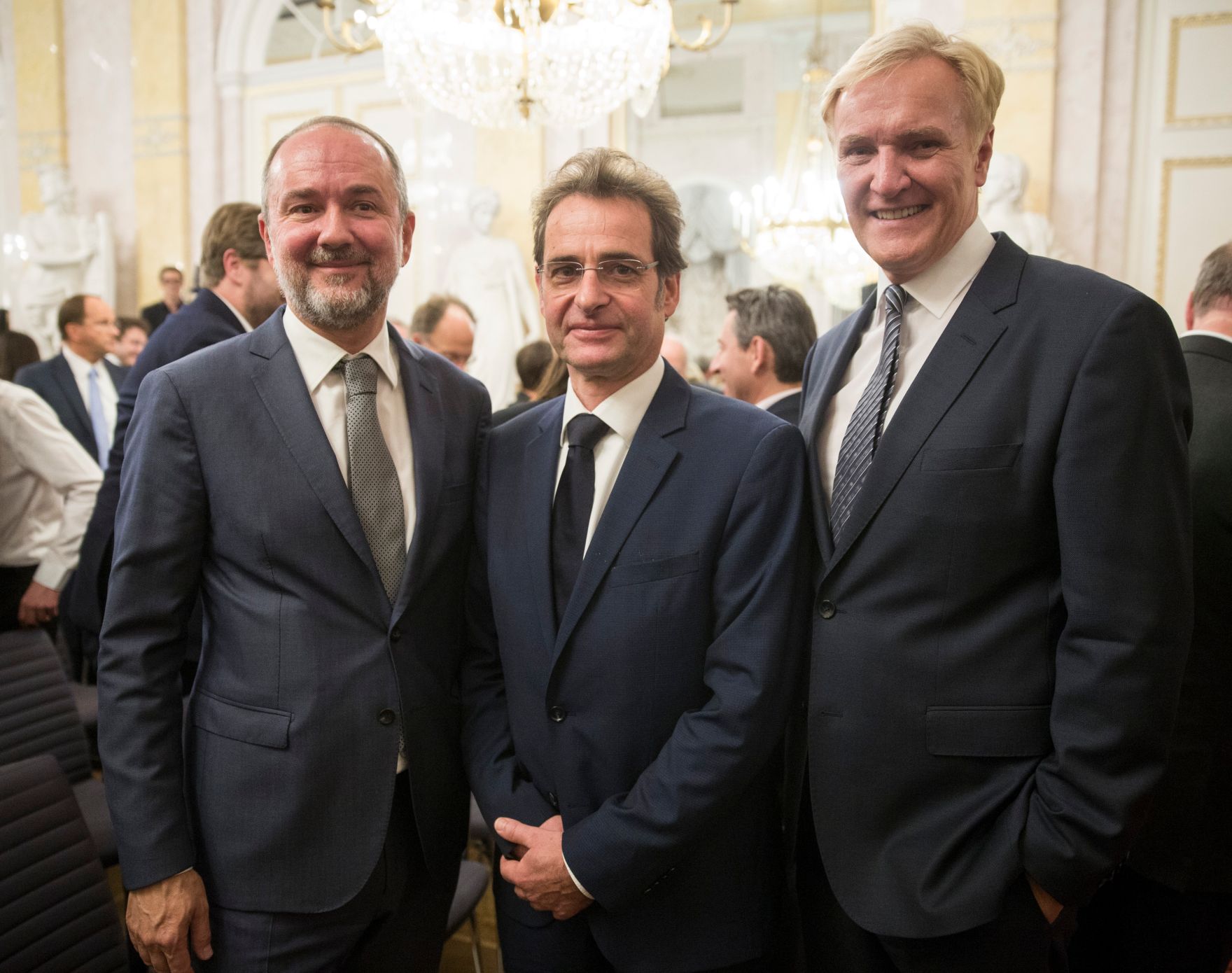 Am 28. September 2017 nahm Kunst- und Kulturminister Thomas Drozda (l.) an der Ausstellungser&ouml;ffnung &quot;Raffael&quot; teil. Im Bild mit Klaus Albrecht Schr&ouml;der (r.), Gesch&auml;ftsf&uuml;hrer Albertina und Achim Gnann (m.), Kurator der Ausstellung &quot;Raffael&quot;.