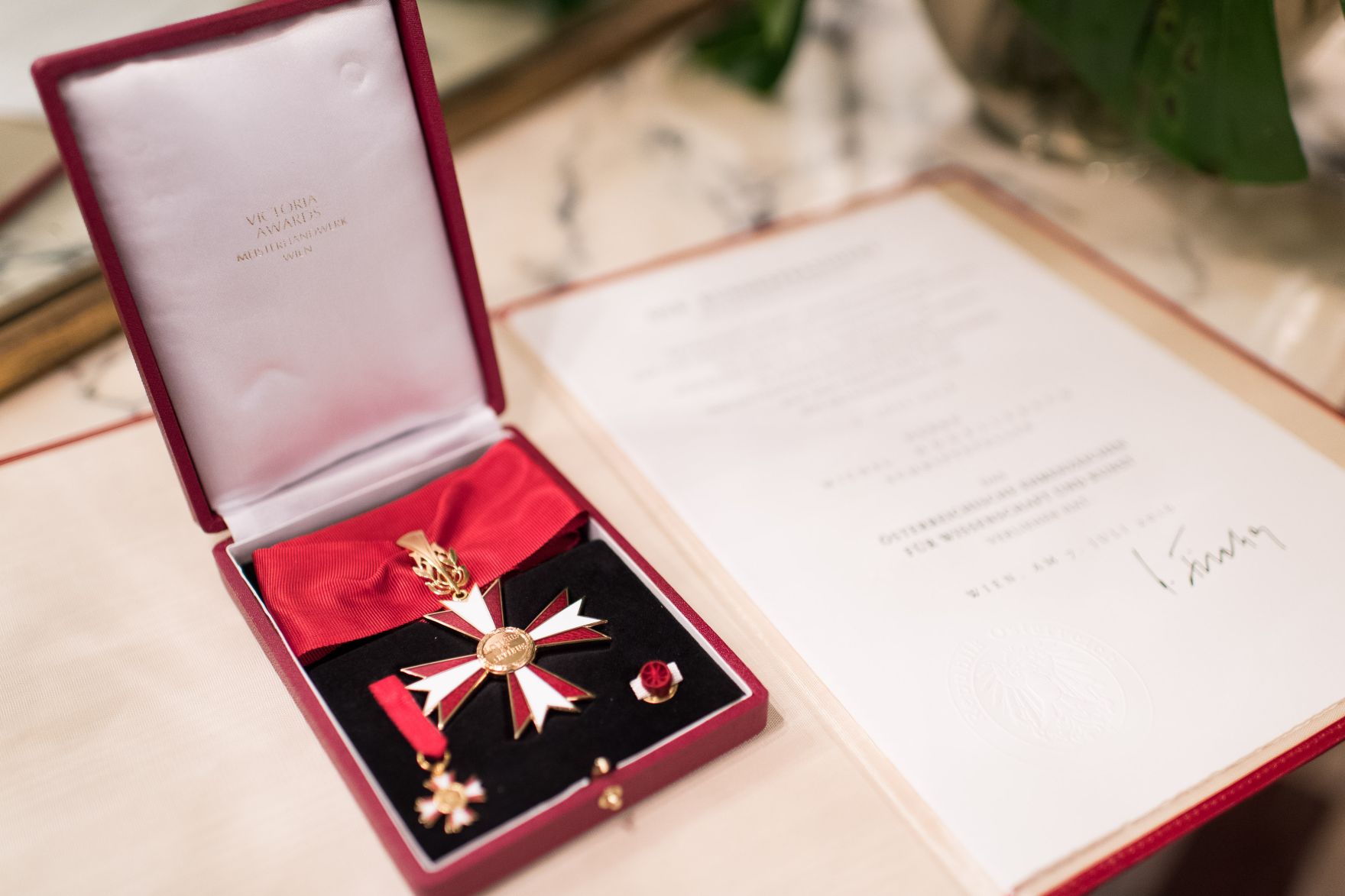 Am 29. September 2017 &uuml;berreichte Kunst- und Kulturminister Thomas Drozda dem franz&ouml;sischen Schriftsteller Michel Houellebecq das &Ouml;sterreichische Ehrenzeichen f&uuml;r Wissenschaft und Kunst, in der &ouml;sterreichischen Botschaft in Paris. Im Bild das &Ouml;sterreichische Ehrenzeichen f&uuml;r Wissenschaft und Kunst.