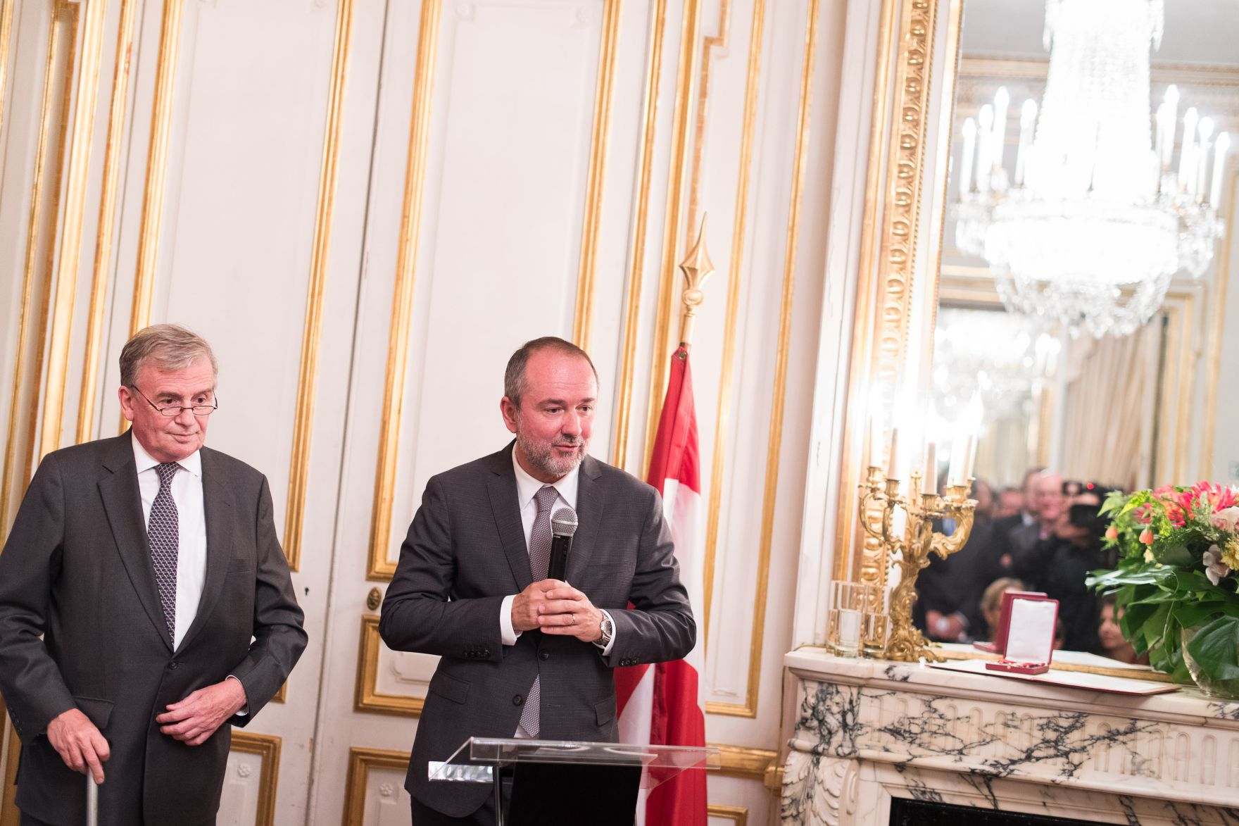 Am 29. September 2017 &uuml;berreichte Kunst- und Kulturminister Thomas Drozda (r.) dem franz&ouml;sischen Schriftsteller Michel Houellebecq das &Ouml;sterreichische Ehrenzeichen f&uuml;r Wissenschaft und Kunst, in der &ouml;sterreichischen Botschaft in Paris. Im Bild mit Botschafter Walter Grahammer (l.).