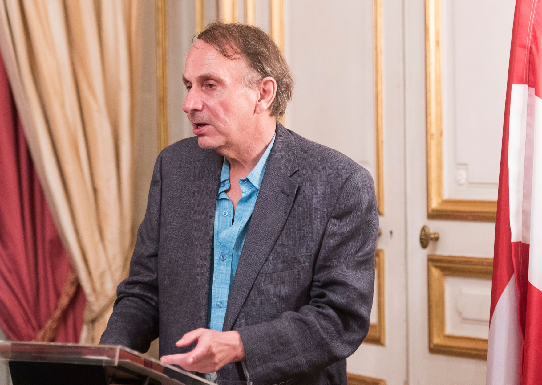Am 29. September 2017 &uuml;berreichte Kunst- und Kulturminister Thomas Drozda dem franz&ouml;sischen Schriftsteller Michel Houellebecq (im Bild) das &Ouml;sterreichische Ehrenzeichen f&uuml;r Wissenschaft und Kunst, in der &ouml;sterreichischen Botschaft in Paris.