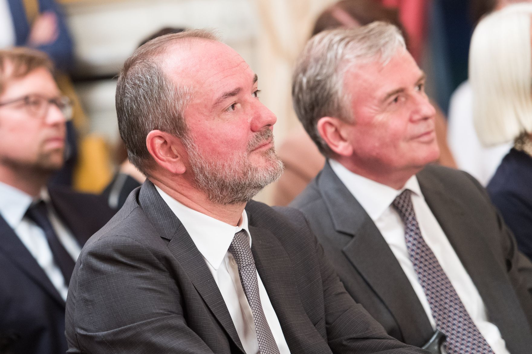 Am 29. September 2017 &uuml;berreichte Kunst- und Kulturminister Thomas Drozda (l.) dem franz&ouml;sischen Schriftsteller Michel Houellebecq das &Ouml;sterreichische Ehrenzeichen f&uuml;r Wissenschaft und Kunst, in der &ouml;sterreichischen Botschaft in Paris. Im Bild mit Botschafter Walter Grahammer.