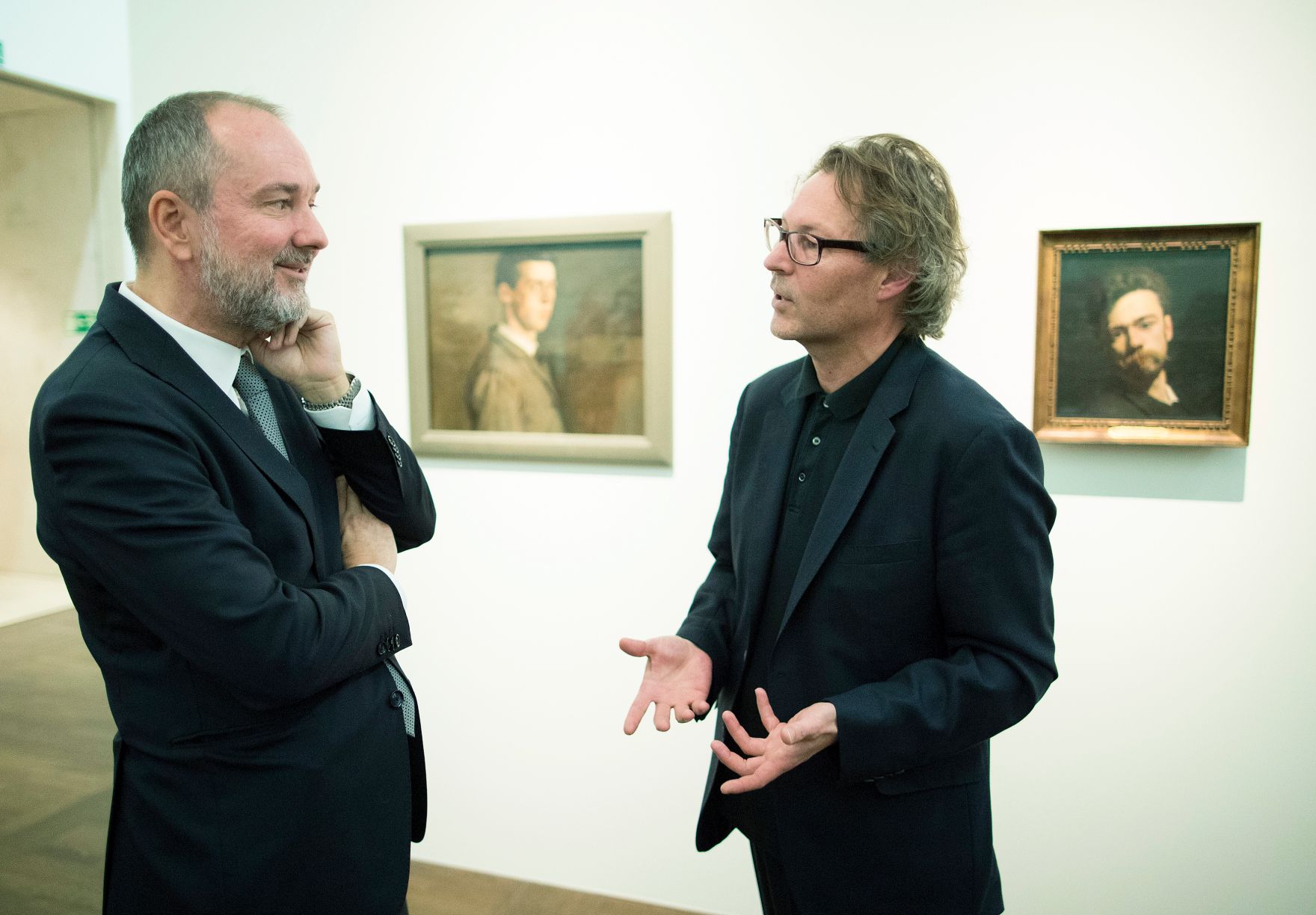 Am 12. Oktober 2017 fand die Ausstellungser&ouml;ffnung &quot;Ferdinand Hodler&quot; im Leopold Museum statt. Im Bild Kunst- und Kulturminister Thomas Drozda (l.) mit dem Direktor des Leopold Museums Hans-Peter Wipplinger (r.) bei der Besichtigung der Ausstellung.