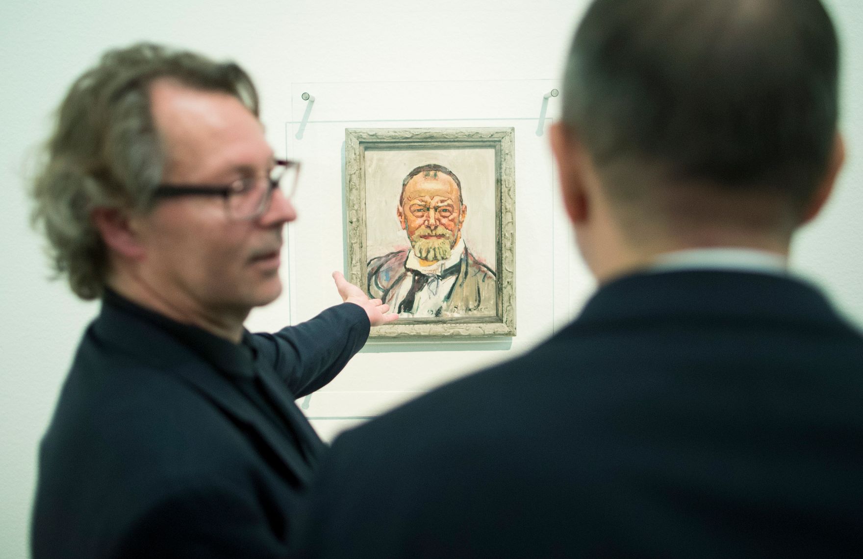 Am 12. Oktober 2017 fand die Ausstellungser&ouml;ffnung &quot;Ferdinand Hodler&quot; im Leopold Museum statt. Im Bild Kunst- und Kulturminister Thomas Drozda (r.) mit dem Direktor des Leopold Museums Hans-Peter Wipplinger (l.) bei der Besichtigung der Ausstellung.