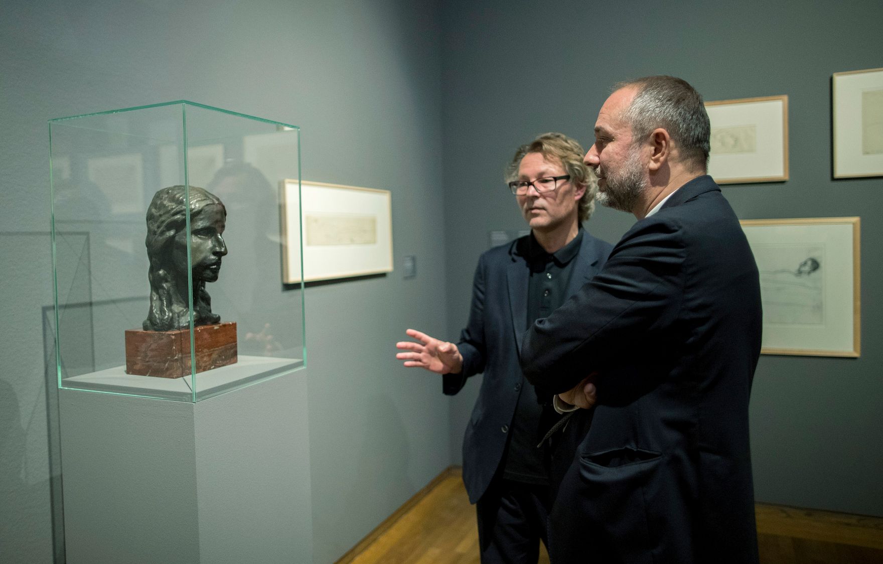 Am 12. Oktober 2017 fand die Ausstellungser&ouml;ffnung &quot;Ferdinand Hodler&quot; im Leopold Museum statt. Im Bild Kunst- und Kulturminister Thomas Drozda (r.) mit dem Direktor des Leopold Museums Hans-Peter Wipplinger (l.) bei der Besichtigung der Ausstellung.