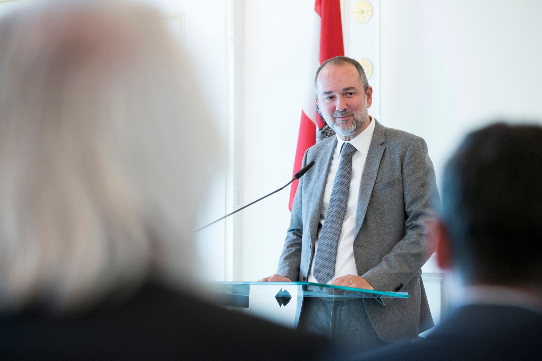 Am 2. November 2017 verlieh Kunst- und Kulturminister Thomas Drozda (im Bild) den &Ouml;sterreichischen Staatspreis f&uuml;r Kunstkritik an Nina Schedlmayer.