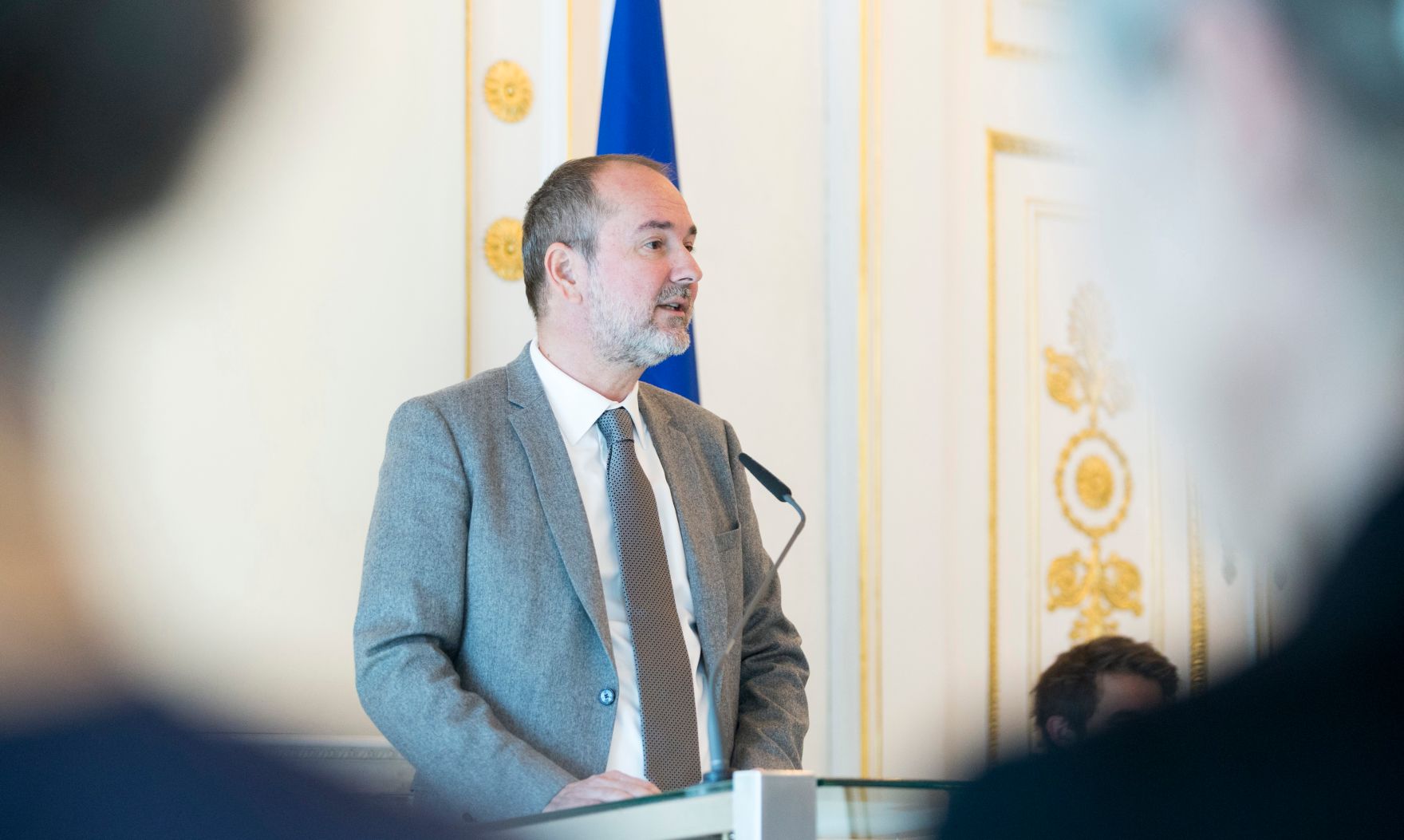 Am 2. November 2017 verlieh Kunst- und Kulturminister Thomas Drozda (im Bild) den &Ouml;sterreichischen Staatspreis f&uuml;r Kunstkritik an Nina Schedlmayer.