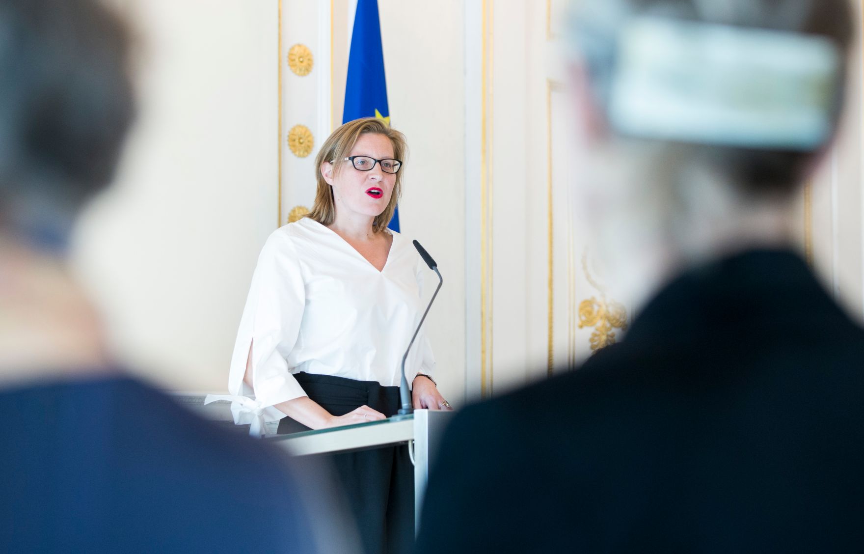 Am 2. November 2017 verlieh Kunst- und Kulturminister Thomas Drozda den &Ouml;sterreichischen Staatspreis f&uuml;r Kunstkritik an Nina Schedlmayer (im Bild).