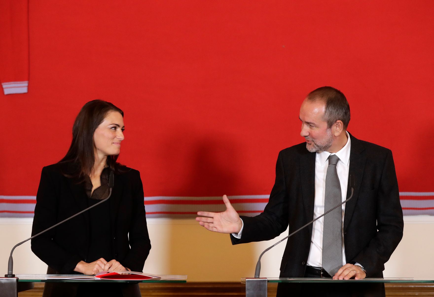 Am 6. November 2017 gab Kunst- und Kulturminister Thomas Drozda (r.) eine Pressekonferenz anl&auml;sslich des &ouml;sterreichischen Beitrags zur 16. Internationalen Architekturausstellung &bdquo;La Biennale di Venezia 2018&ldquo;. Im Bild mit Verena Konrad (l.), Komiss&auml;rin der Biennale.