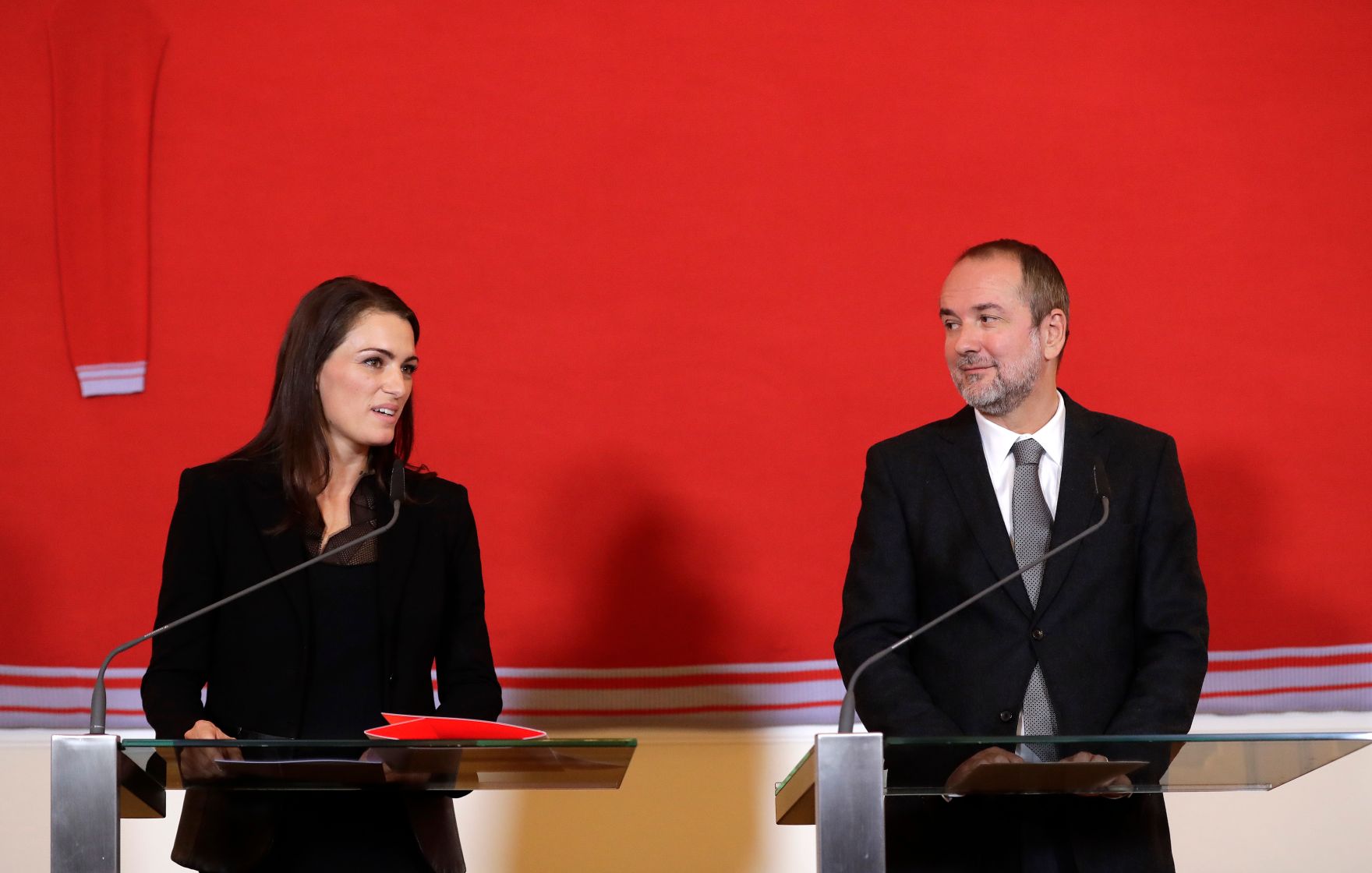 Am 6. November 2017 gab Kunst- und Kulturminister Thomas Drozda (r.) eine Pressekonferenz anl&auml;sslich des &ouml;sterreichischen Beitrags zur 16. Internationalen Architekturausstellung &bdquo;La Biennale di Venezia 2018&ldquo;. Im Bild mit Verena Konrad (l.), Komiss&auml;rin der Biennale.