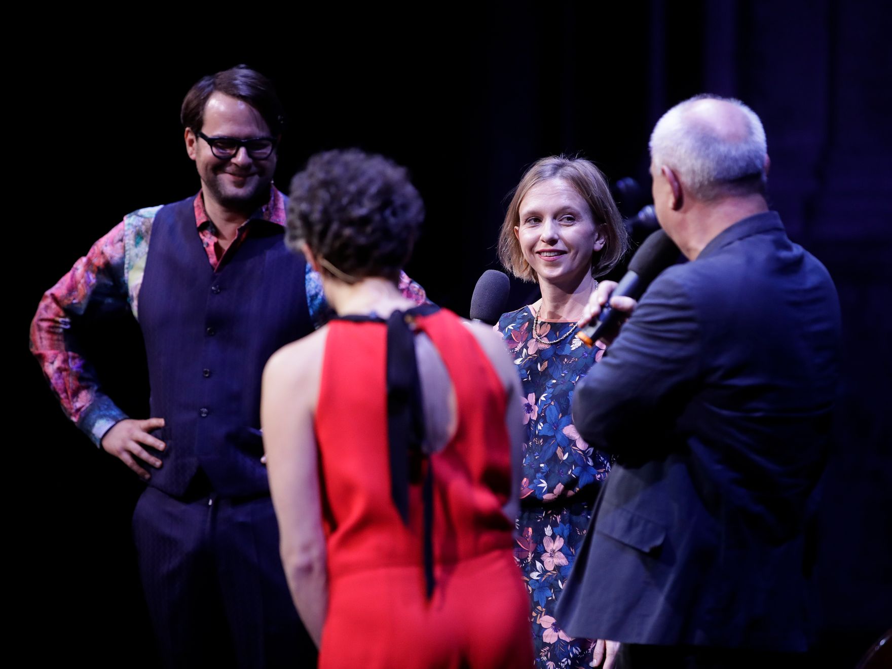 Am 7. November 2017 verlieh Kunst- und Kulturminister Thomas Drozda den &quot;&Ouml;sterreichischen Buchpreis 2017&quot;. Im Bild die Moderatoren Dorothee Hartinger (m.l.) und Philipp Hau&szlig; (l.) mit den Juroren Wiebke Porombka (m.r.) und Klaus Kastberger (r.).