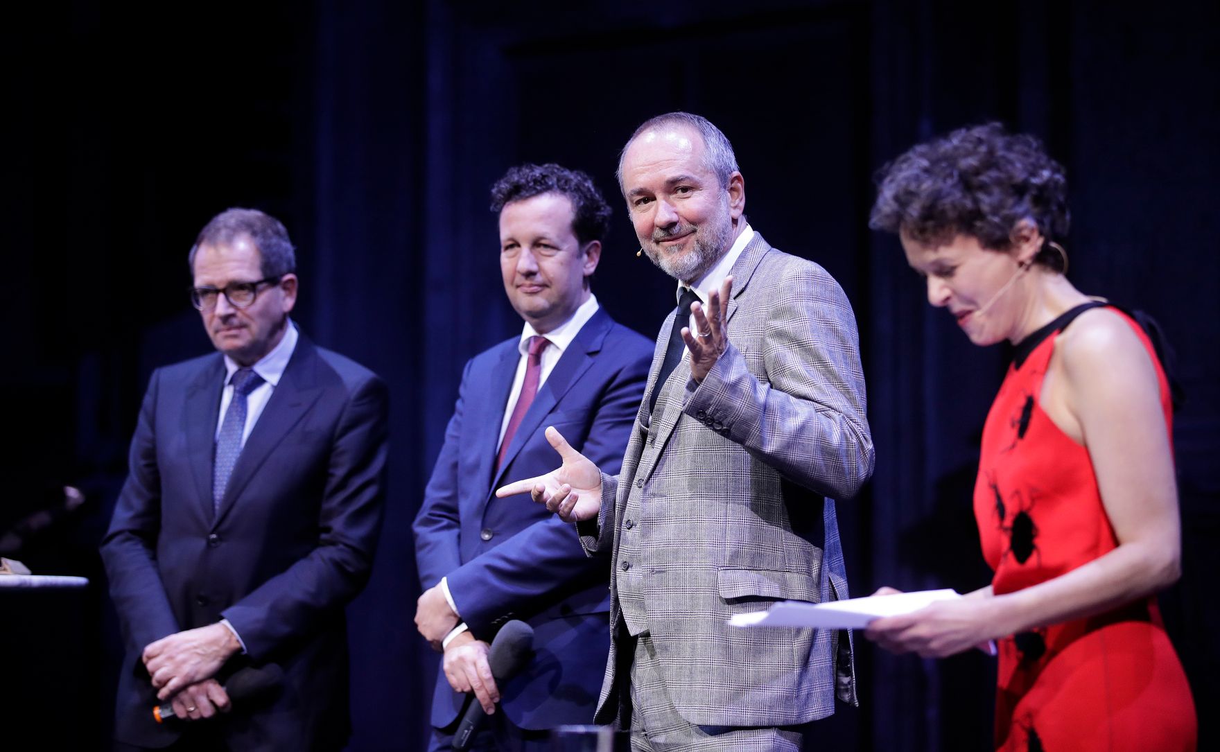 Am 7. November 2017 verlieh Kunst- und Kulturminister Thomas Drozda (m.r.) den &quot;&Ouml;sterreichischen Buchpreis 2017&quot;. Im Bild mit Moderatorin Dorothee Hartinger (r.), Pr&auml;sident des Hauptverbandes des &Ouml;sterreichischen Buchhandels Benedikt F&ouml;ger (m.l.) und Arbeiterkammer Wien Direktor Christoph Klein (l.).
