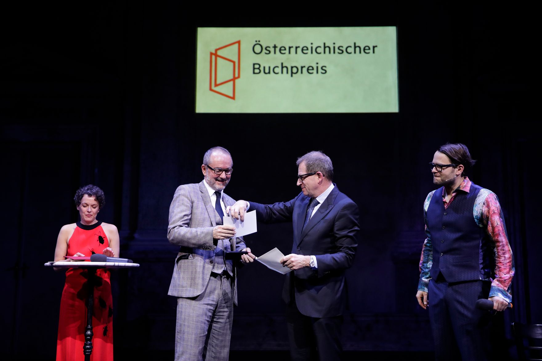 Am 7. November 2017 verlieh Kunst- und Kulturminister Thomas Drozda (m.l.) den &quot;&Ouml;sterreichischen Buchpreis 2017&quot;. Im Bild mit den Moderatoren Dorothee Hartinger (l.) und Philipp Hau&szlig; (r.) und Arbeiterkammer Wien Direktor Christoph Klein (m.r.).