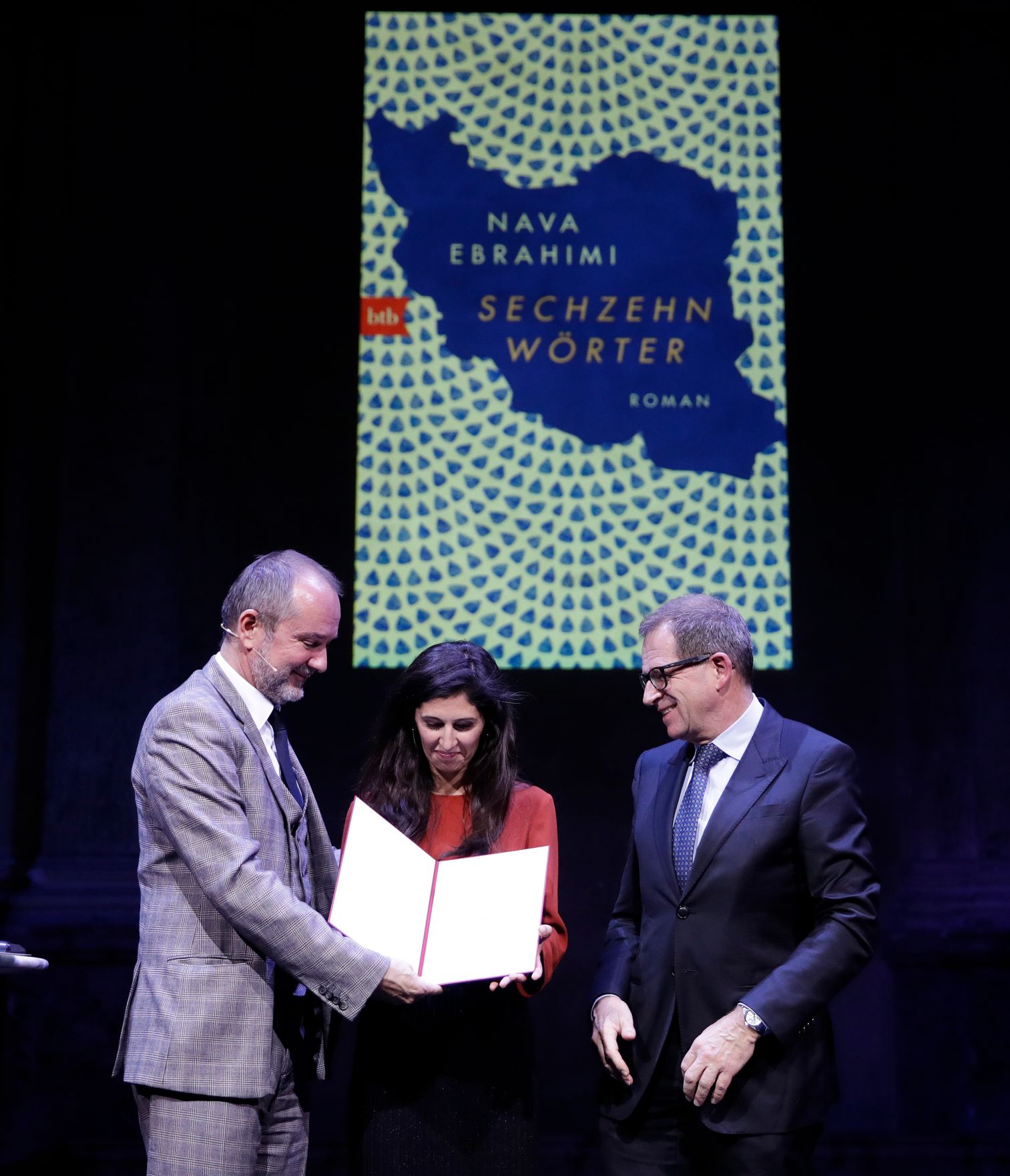 Am 7. November 2017 verlieh Kunst- und Kulturminister Thomas Drozda (l.) den &quot;&Ouml;sterreichischen Buchpreis 2017&quot;. Im Bild mit der Gewinnerin des Deb&uuml;tpreises Nava Ebrahimi (m.) und Arbeiterkammer Wien Direktor Christoph Klein (r.).