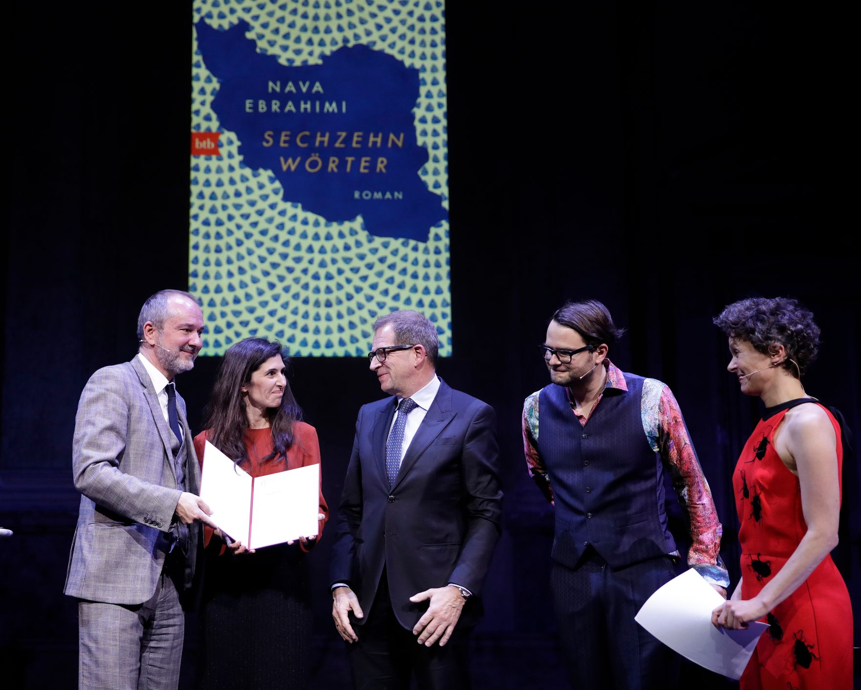Am 7. November 2017 verlieh Kunst- und Kulturminister Thomas Drozda (l.) den &quot;&Ouml;sterreichischen Buchpreis 2017&quot;. Im Bild mit der Gewinnerin des Deb&uuml;tpreises Nava Ebrahimi (m.l.), Arbeiterkammer Wien Direktor Christoph Klein (m.) und den Moderatoren Dorothee Hartinger (r.) und Philipp Hau&szlig; (m.r.).