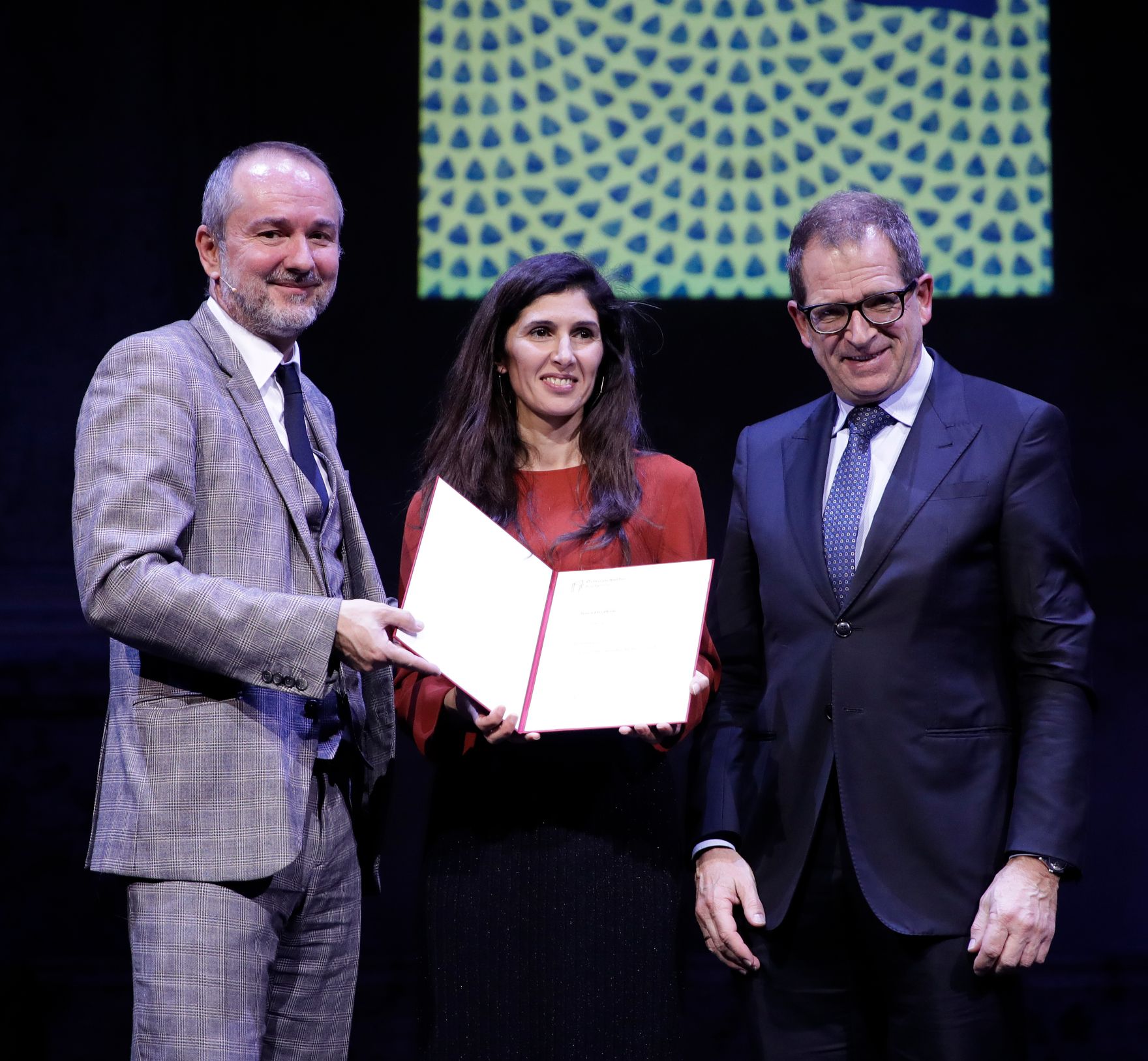 Am 7. November 2017 verlieh Kunst- und Kulturminister Thomas Drozda (l.) den &quot;&Ouml;sterreichischen Buchpreis 2017&quot;. Im Bild mit der Gewinnerin des Deb&uuml;tpreises Nava Ebrahimi (m.) und Arbeiterkammer Wien Direktor Christoph Klein (r.).