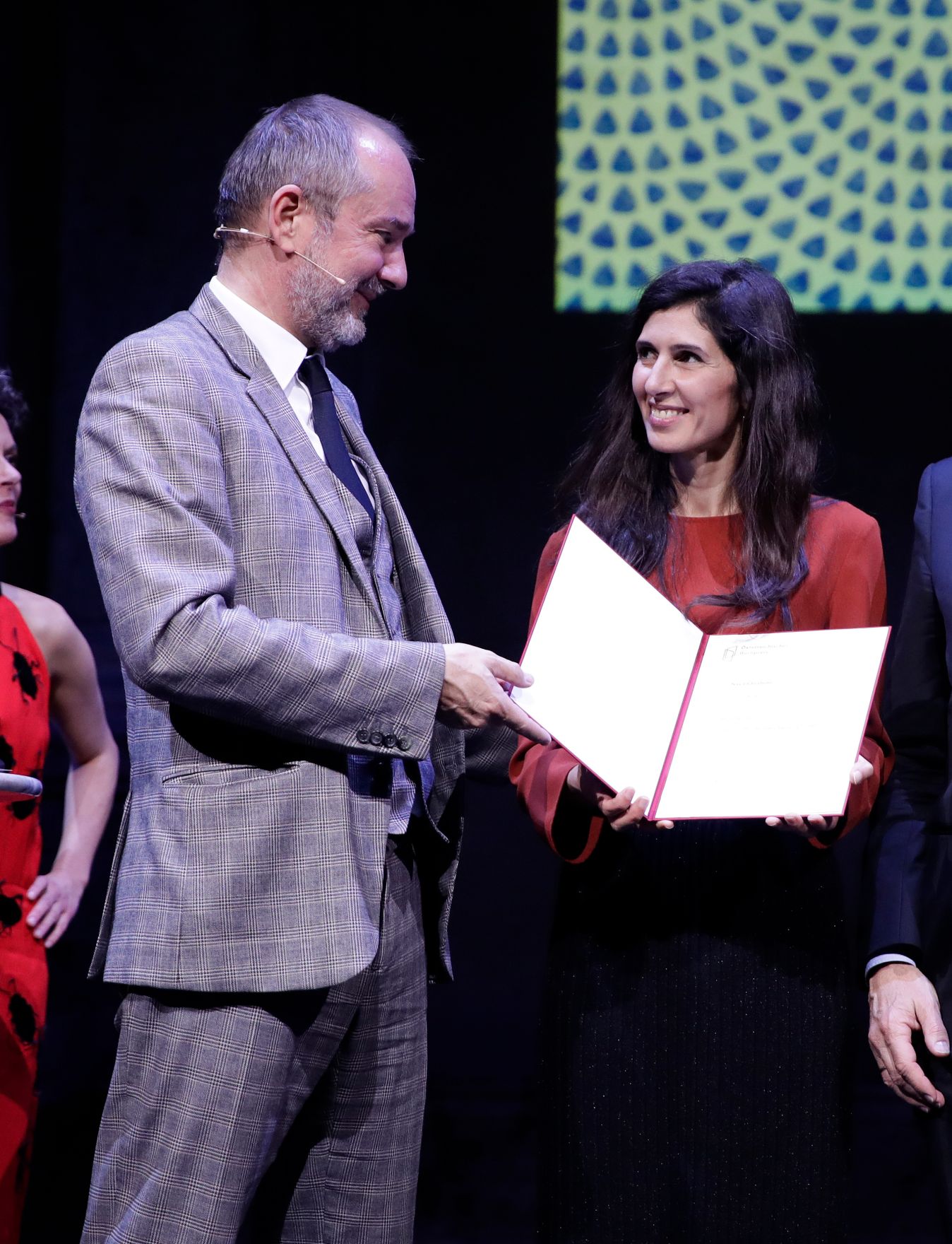 Am 7. November 2017 verlieh Kunst- und Kulturminister Thomas Drozda (l.) den &quot;&Ouml;sterreichischen Buchpreis 2017&quot;. Im Bild mit der Gewinnerin des Deb&uuml;tpreises Nava Ebrahimi (r.).