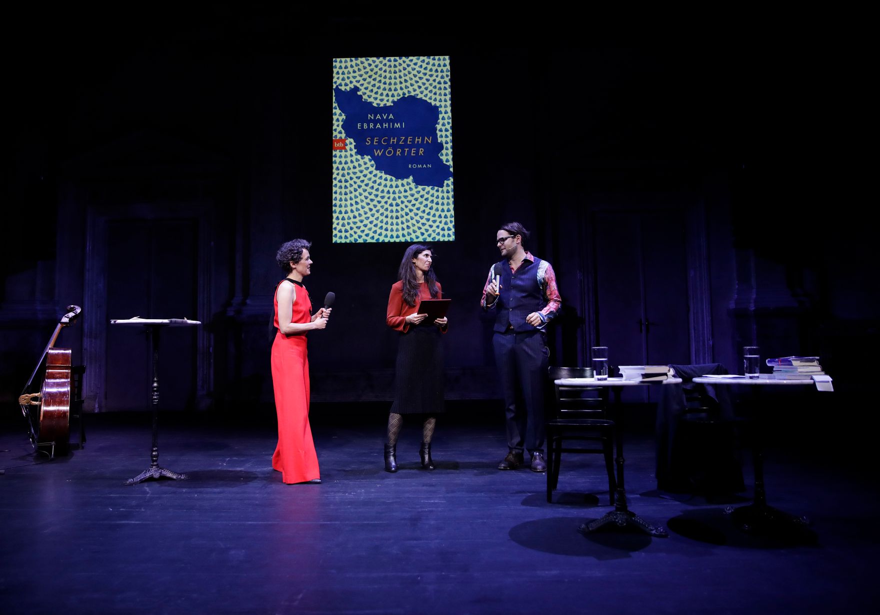 Am 7. November 2017 verlieh Kunst- und Kulturminister Thomas Drozda den &quot;&Ouml;sterreichischen Buchpreis 2017&quot;. Im Bild die Gewinnerin des Deb&uuml;tpreises Nava Ebrahimi (m.) mit den Moderatoren Dorothee Hartinger (l.) und Philipp Hau&szlig; (r.).