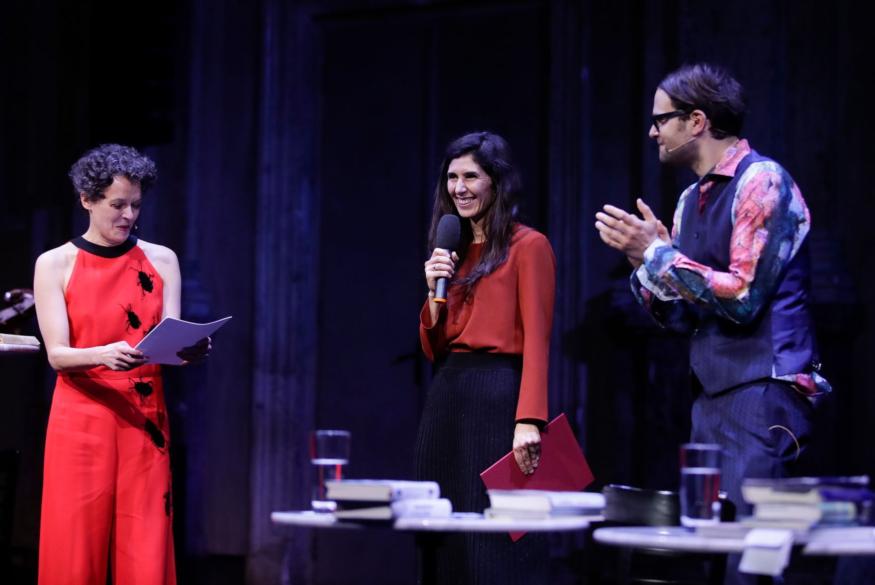 Am 7. November 2017 verlieh Kunst- und Kulturminister Thomas Drozda den &quot;&Ouml;sterreichischen Buchpreis 2017&quot;. Im Bild die Gewinnerin des Deb&uuml;tpreises Nava Ebrahimi (m.) mit den Moderatoren Dorothee Hartinger (l.) und Philipp Hau&szlig; (r.).
